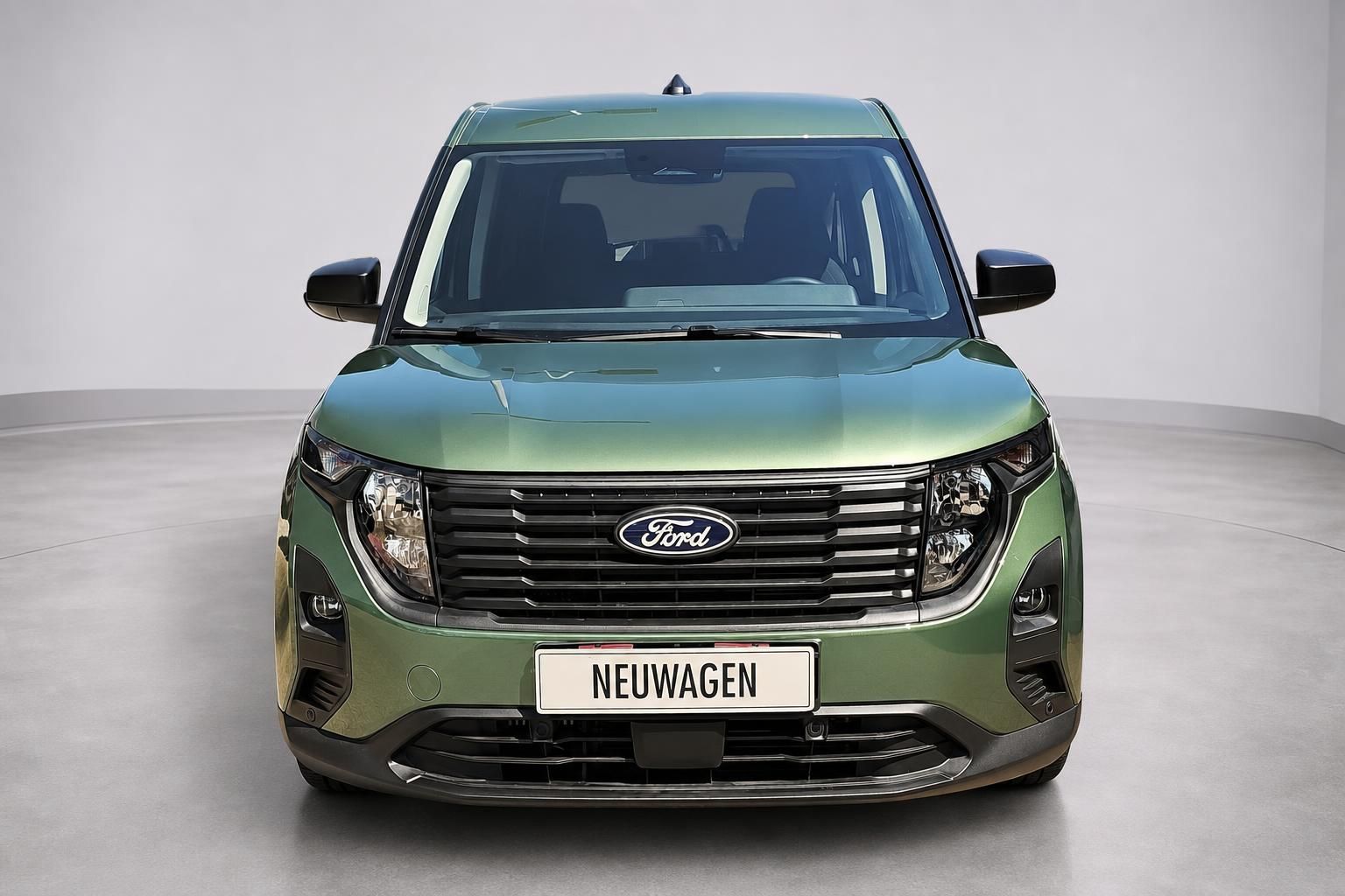 Ford Neuwagen gruen Frontansicht im Studio