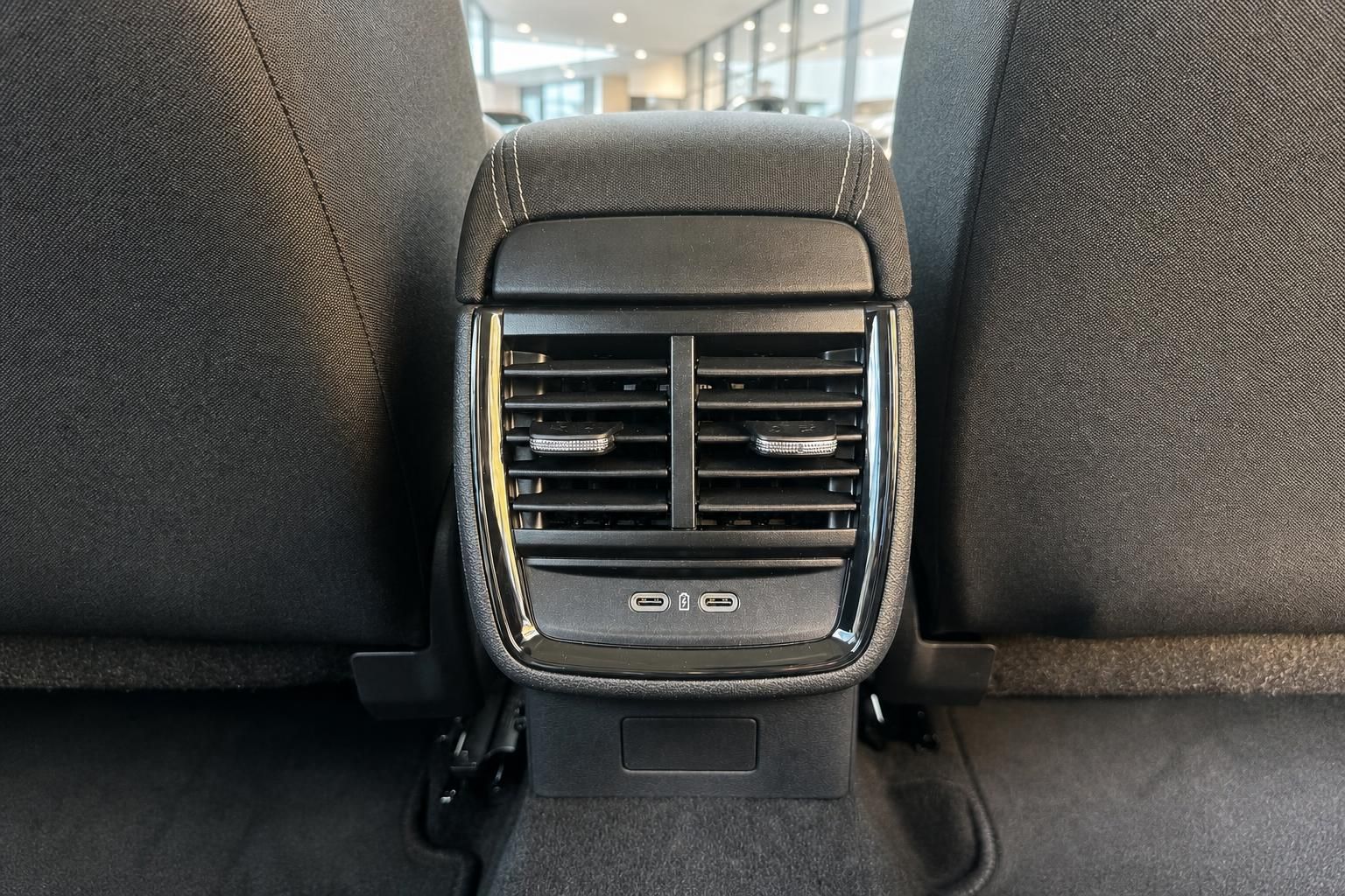 Fahrzeug Innenraum Rücksitzbereich mit Klimadüsen und USB-C Anschlüssen