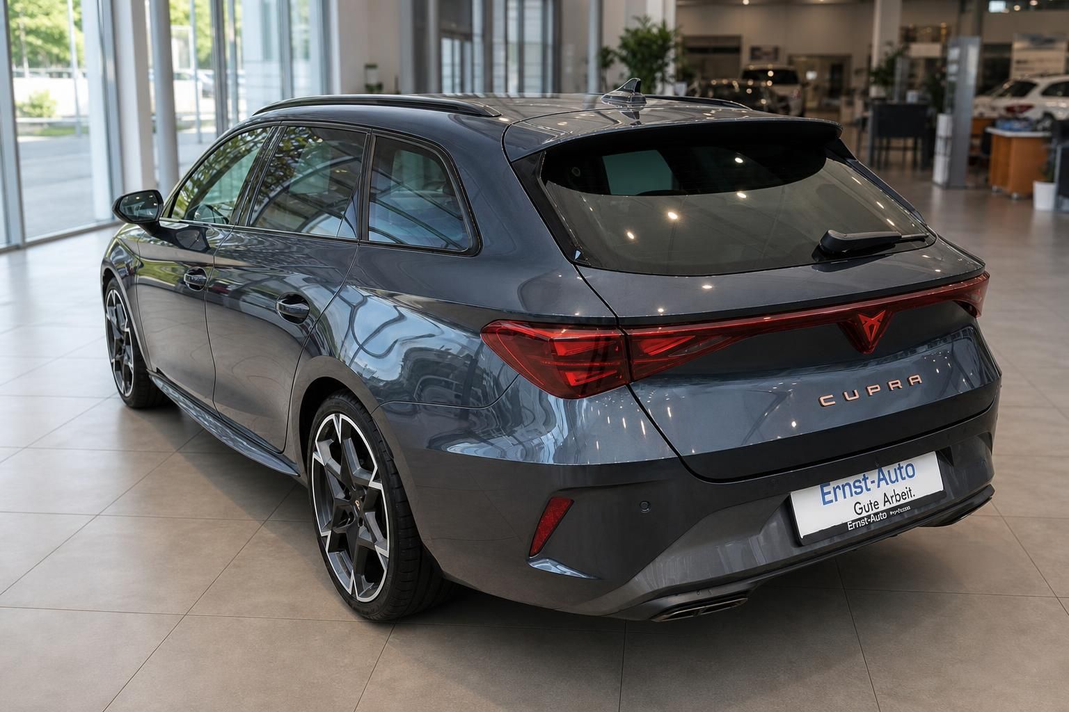 CUPRA Leon Sportstourer grau Heckansicht im Autohaus – sportlicher Kombi mit LED-Rückleuchten