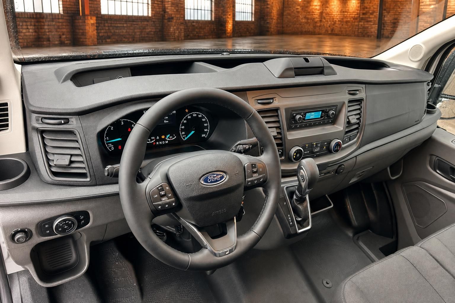 Ford Transit Innenraum mit Lenkrad, Cockpit und Automatikschaltung