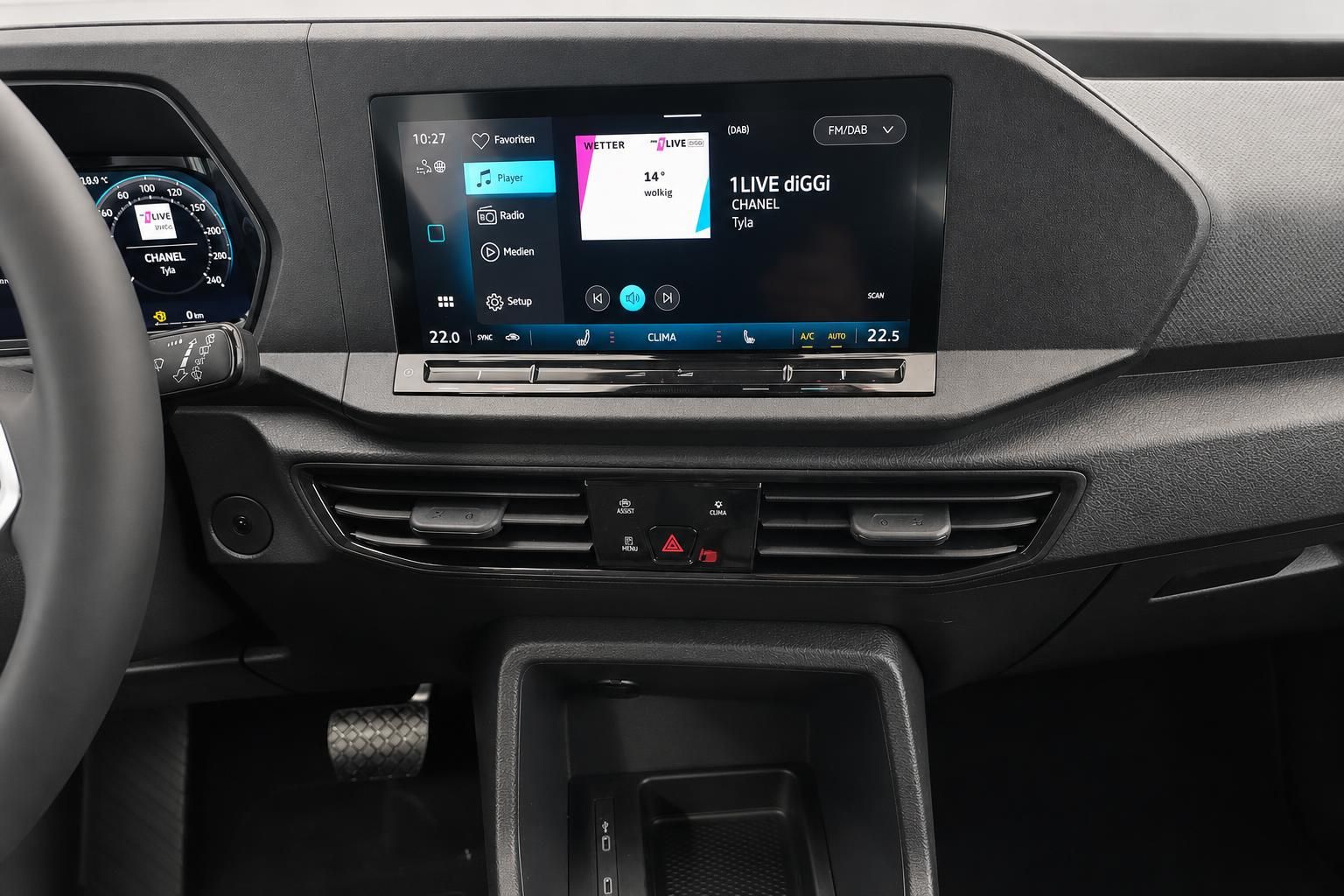 Cockpit mit Touchscreen Infotainment und Klimabedienung im Fahrzeuginnenraum