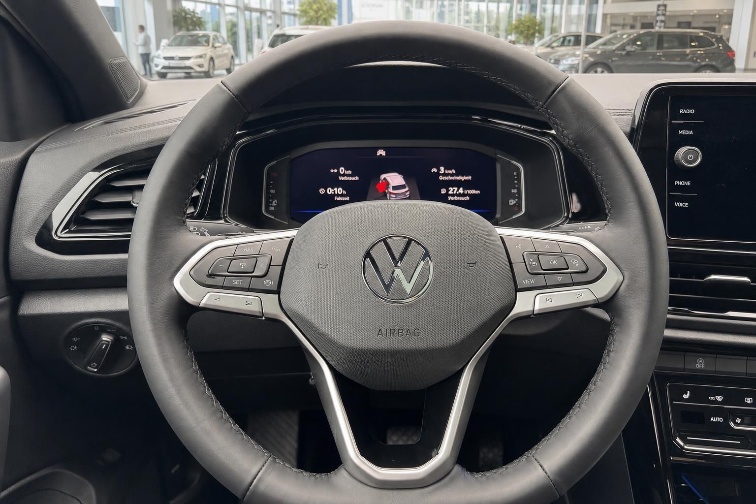 VW Lenkrad mit digitalem Cockpit und Multifunktionstasten – Innenraum Volkswagen