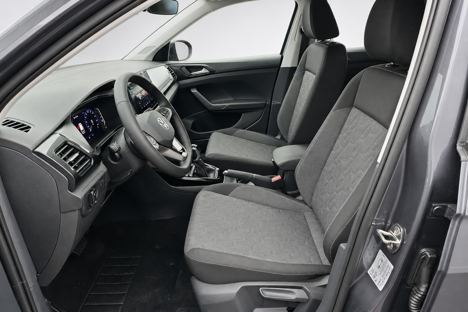 VW Innenraum mit schwarzen Stoffsitzen und Cockpit im Detail