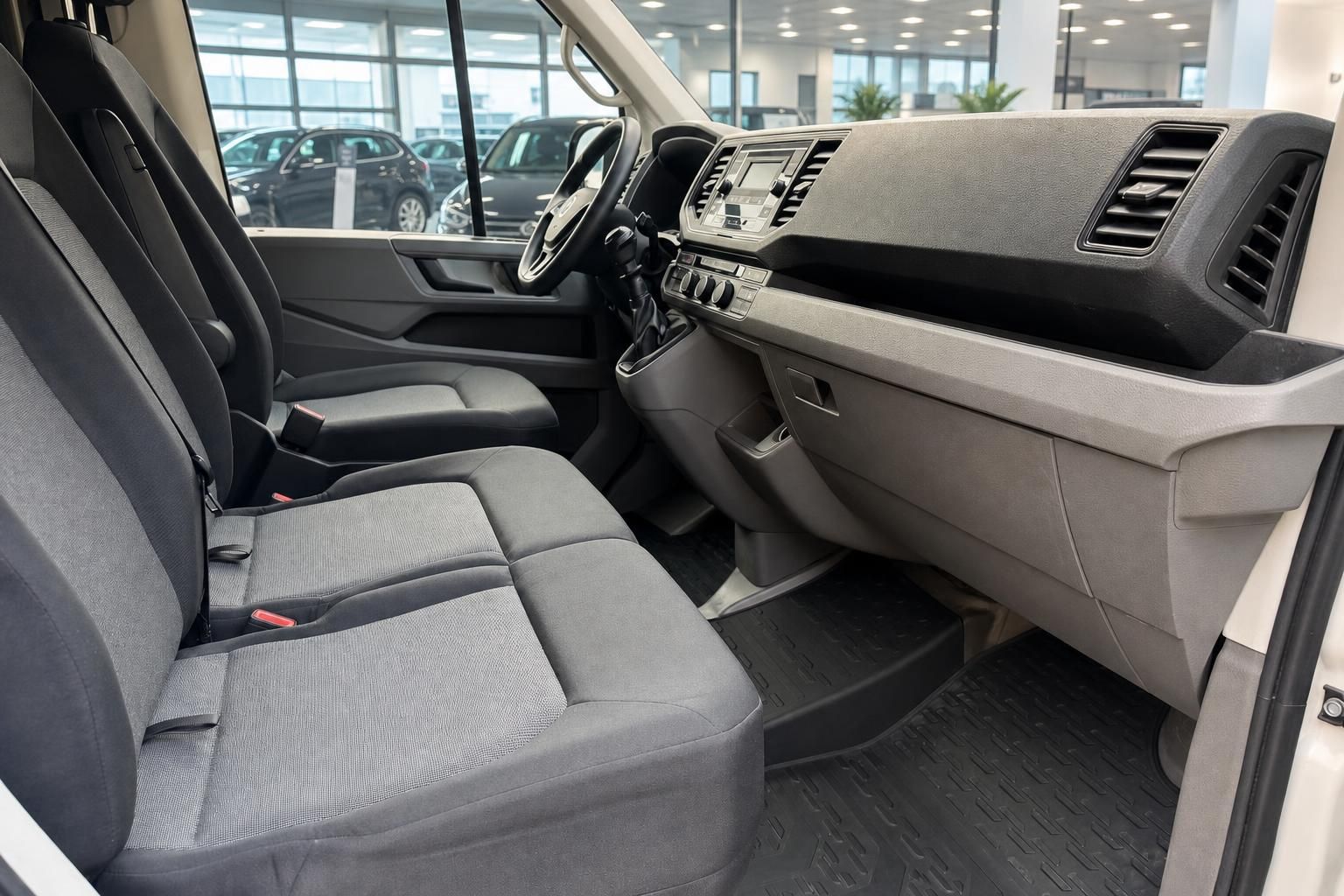 VW Transporter Innenraum – Vordersitze, Armaturenbrett und Mittelkonsole im Autohaus