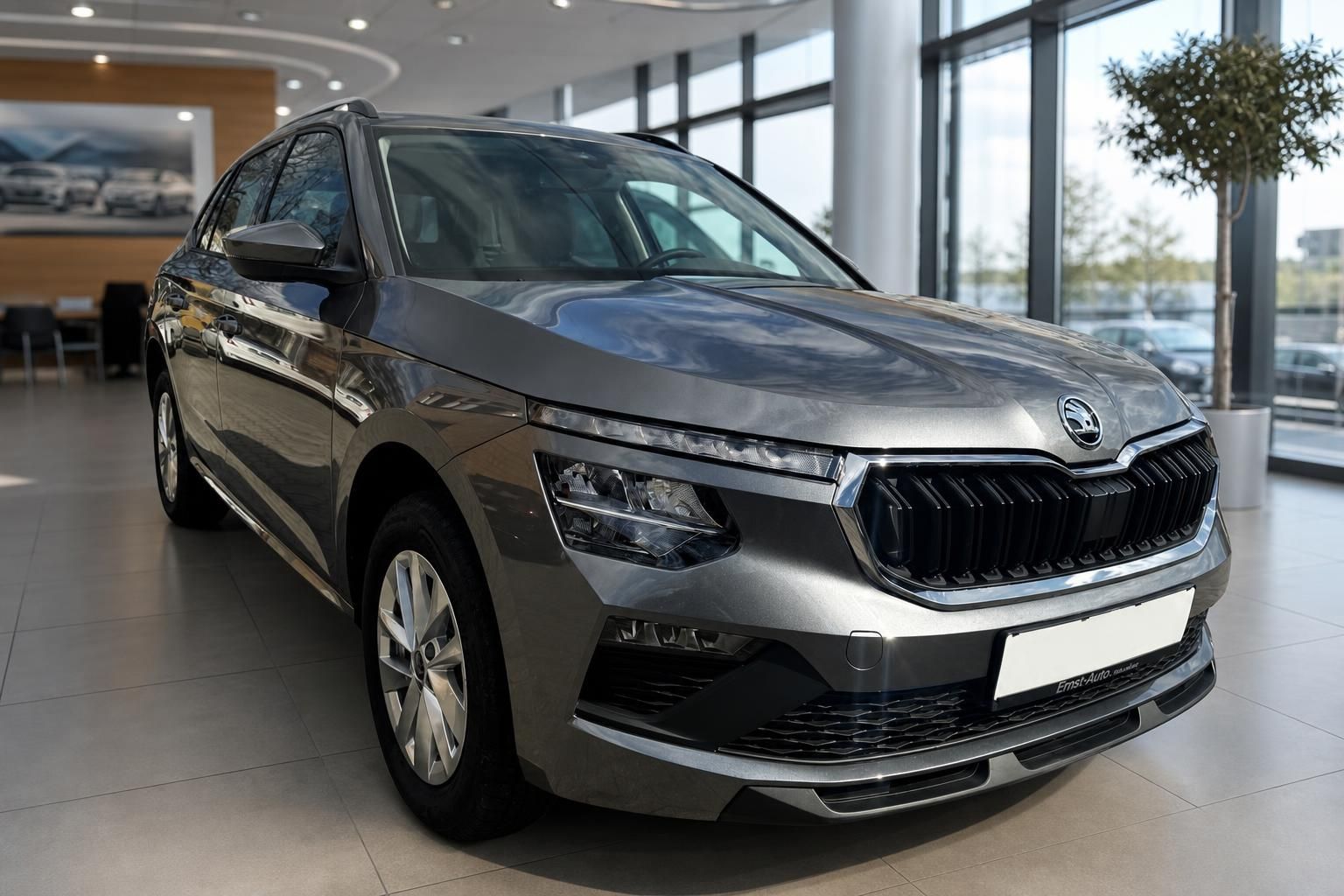 Škoda Kamiq grau metallic Frontansicht im Autohaus – kompakter SUV mit modernem Design