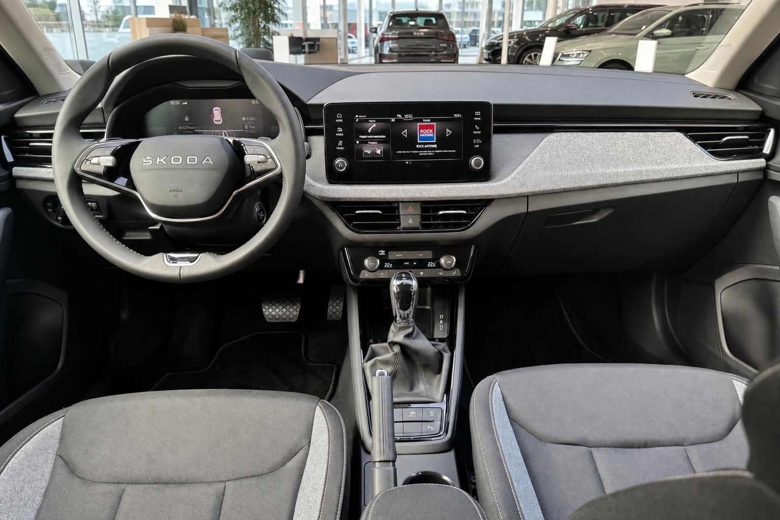 Skoda Innenraum Cockpit mit Lenkrad, Infotainment-Display und Schaltknauf – modernes Fahrzeuginterieur
