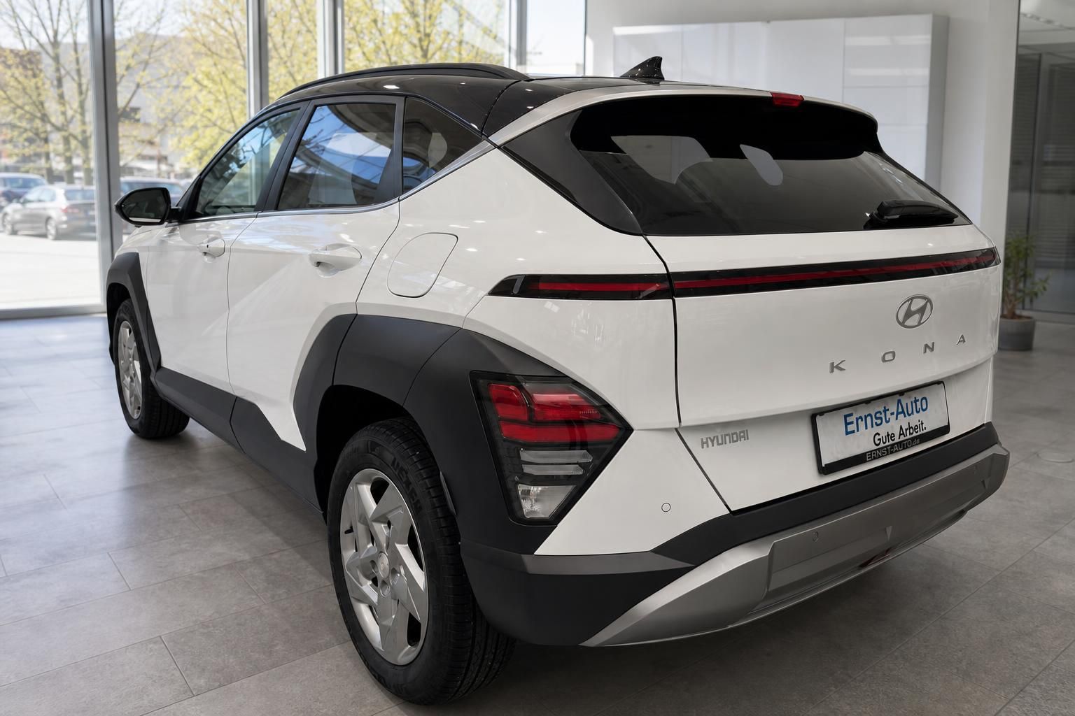 Hyundai Kona weiss Heckansicht im Autohaus – kompakter SUV mit modernem Design