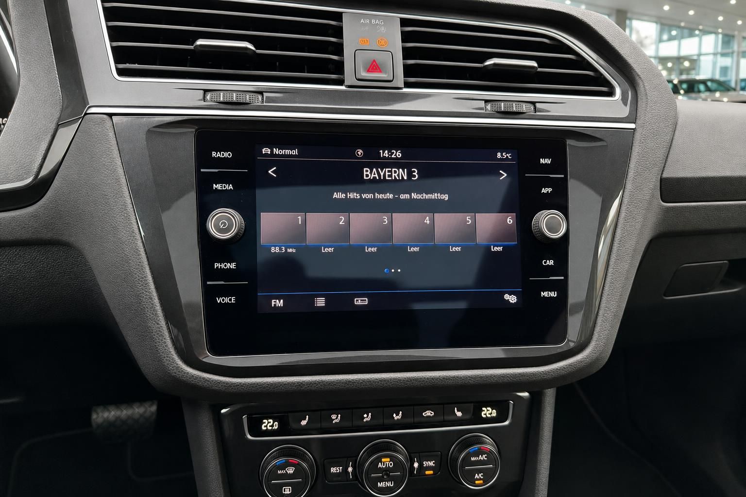 VW Tiguan Innenraum Infotainment-Display mit Touchscreen, Klimabedienung und Mittelkonsole