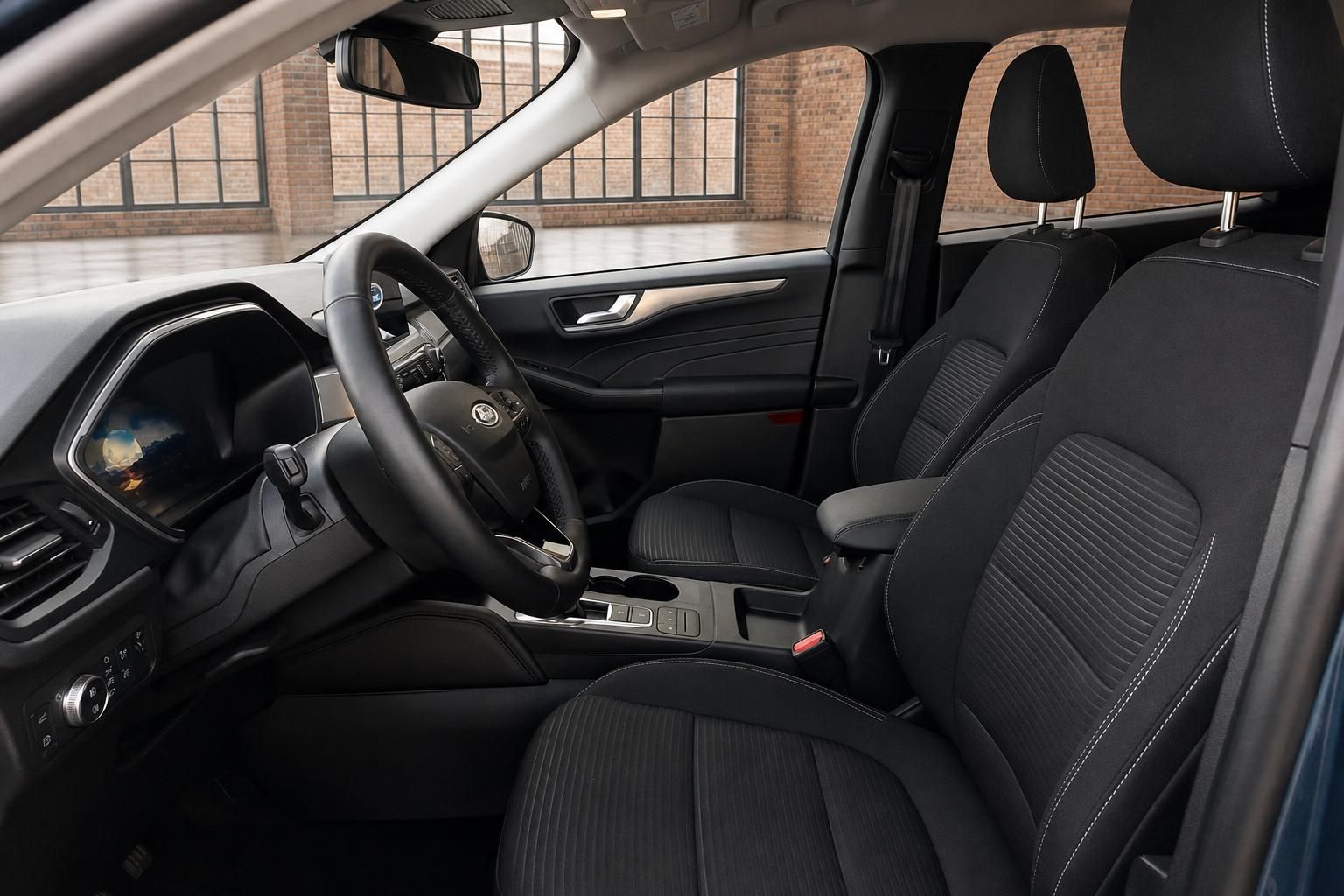 Ford Innenraum mit schwarzen Ledersitzen und Cockpit im Detail