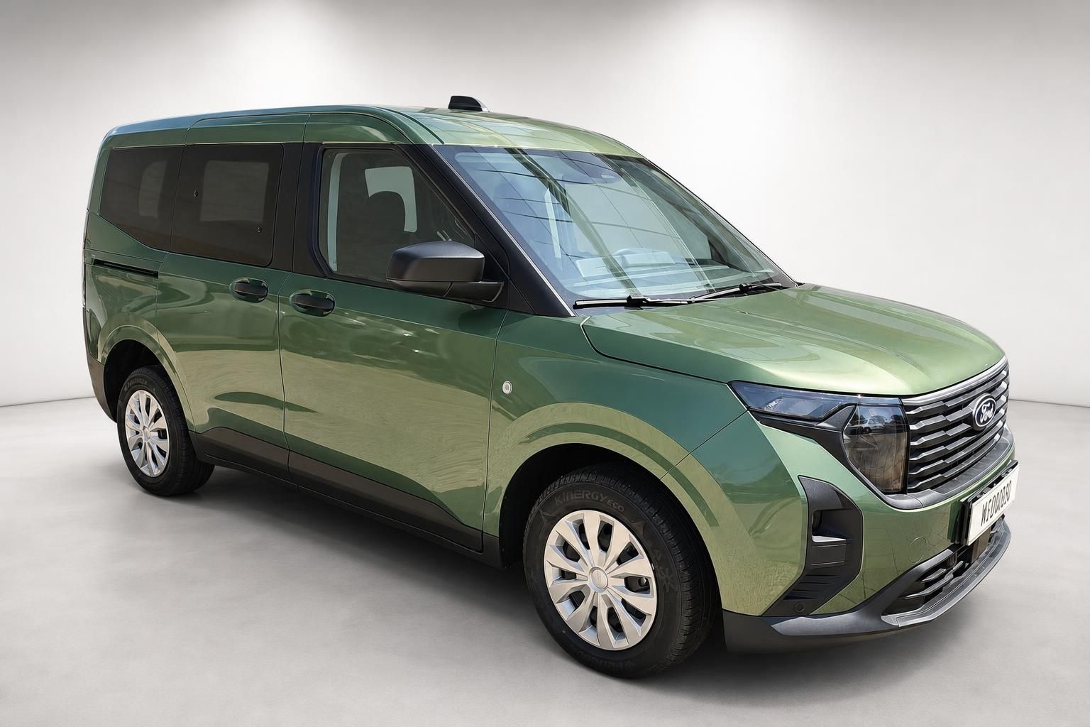 Ford Tourneo Connect in Gruen metallic, Seitenansicht im Studio