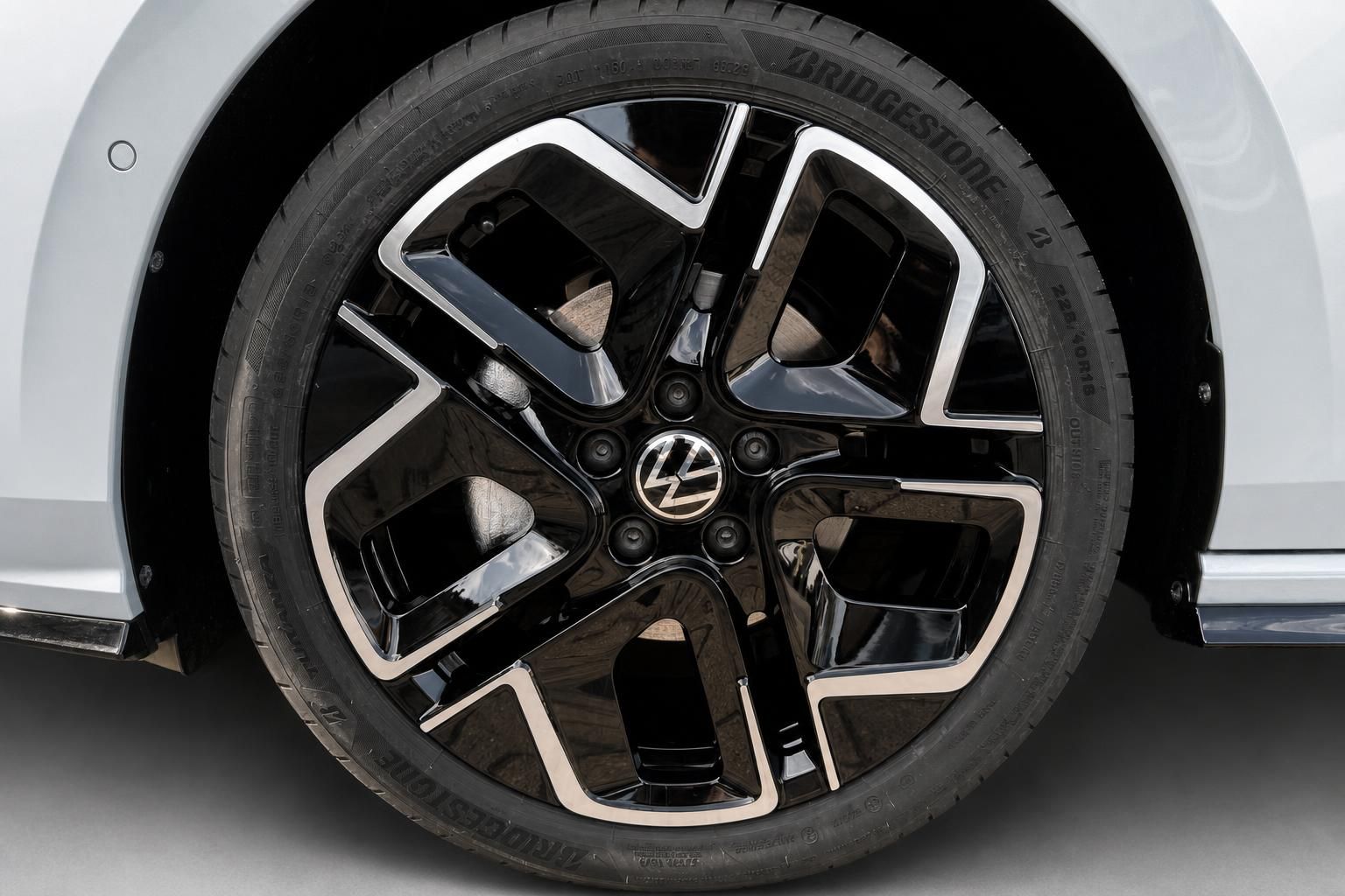 Volkswagen Leichtmetallfelge schwarz poliert mit Bridgestone Reifen – Detailaufnahme Rad