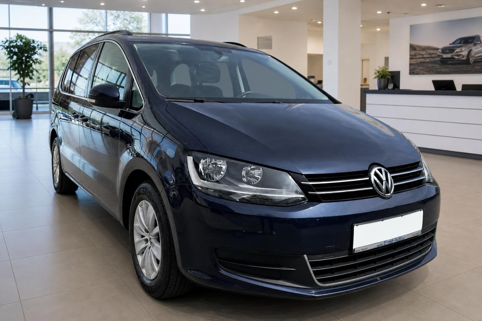 Volkswagen Sharan dunkelblau Frontansicht Scheinwerfer Kühlergrill Detail