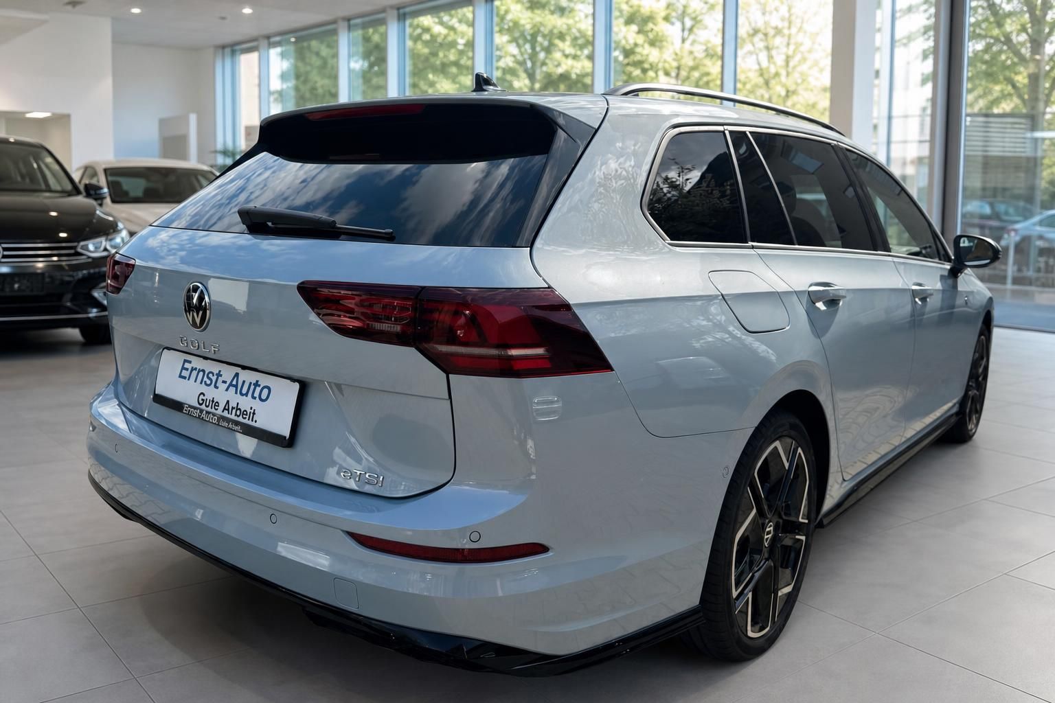 VW Golf Variant eTSI Kombi hellblau Heckansicht im Autohaus – gepflegter Gebrauchtwagen