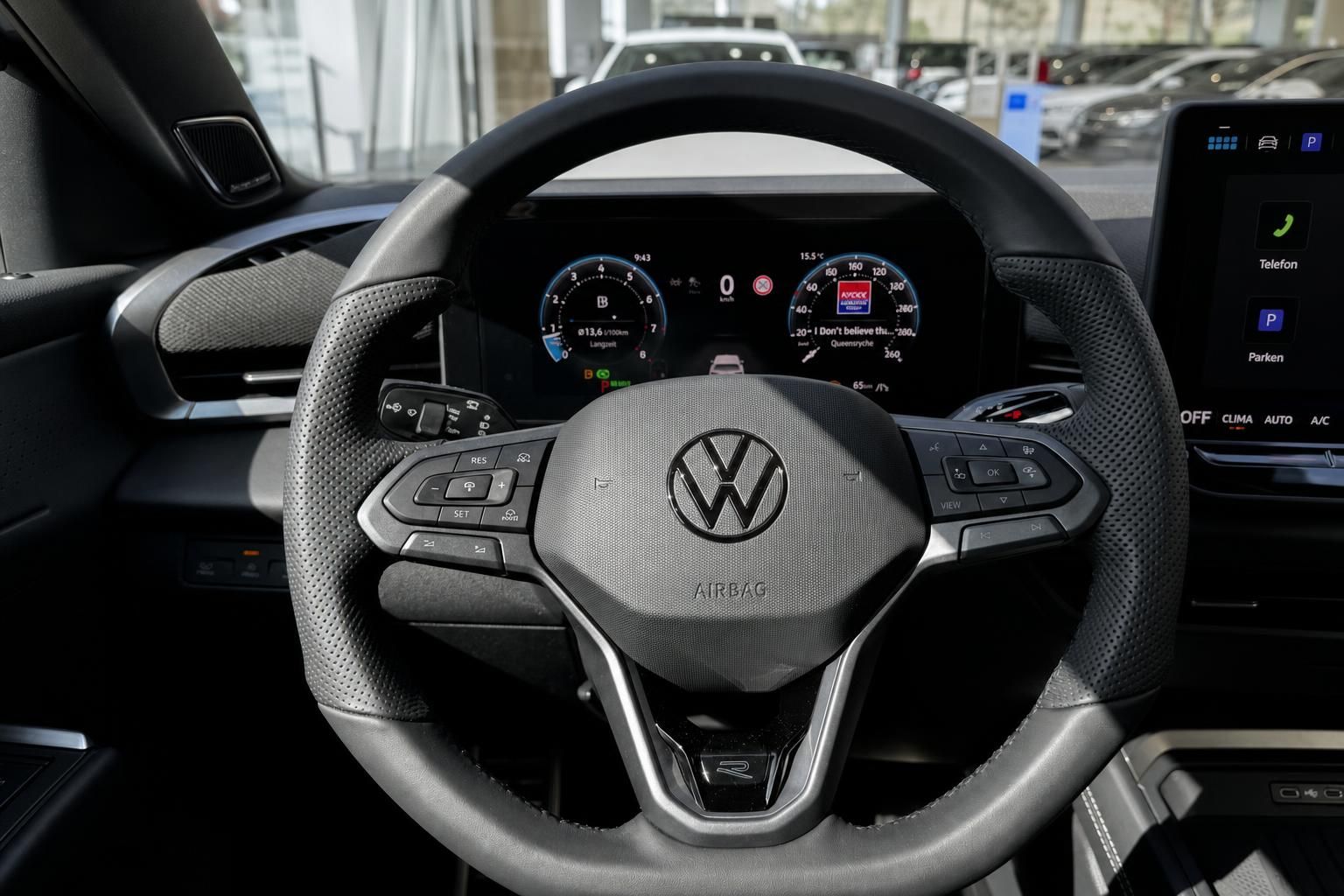 VW Volkswagen Innenraum Lenkrad mit Multifunktionstasten und digitalem Cockpit