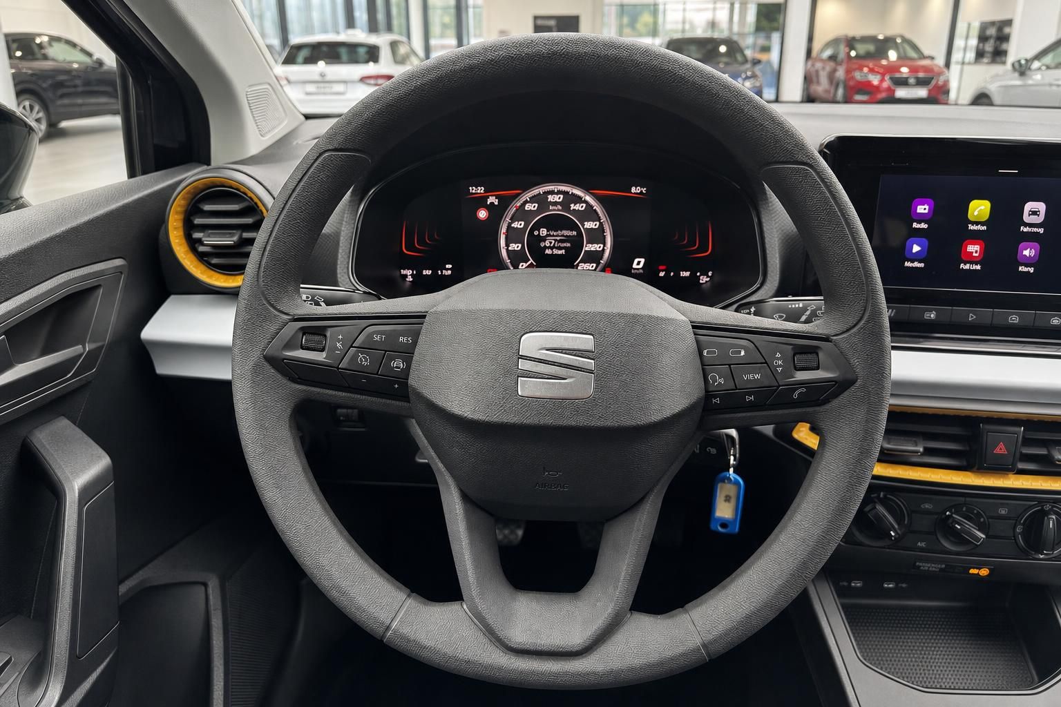 SEAT Innenraum Lenkrad mit Digital-Cockpit und Touchscreen-Infotainment im Autohaus
