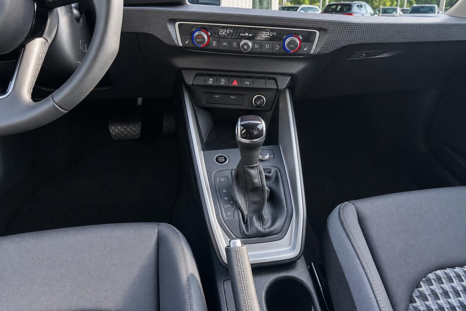 Audi Innenraum Mittelkonsole mit Automatikgetriebe, Klimaautomatik und Start-Stopp-Knopf