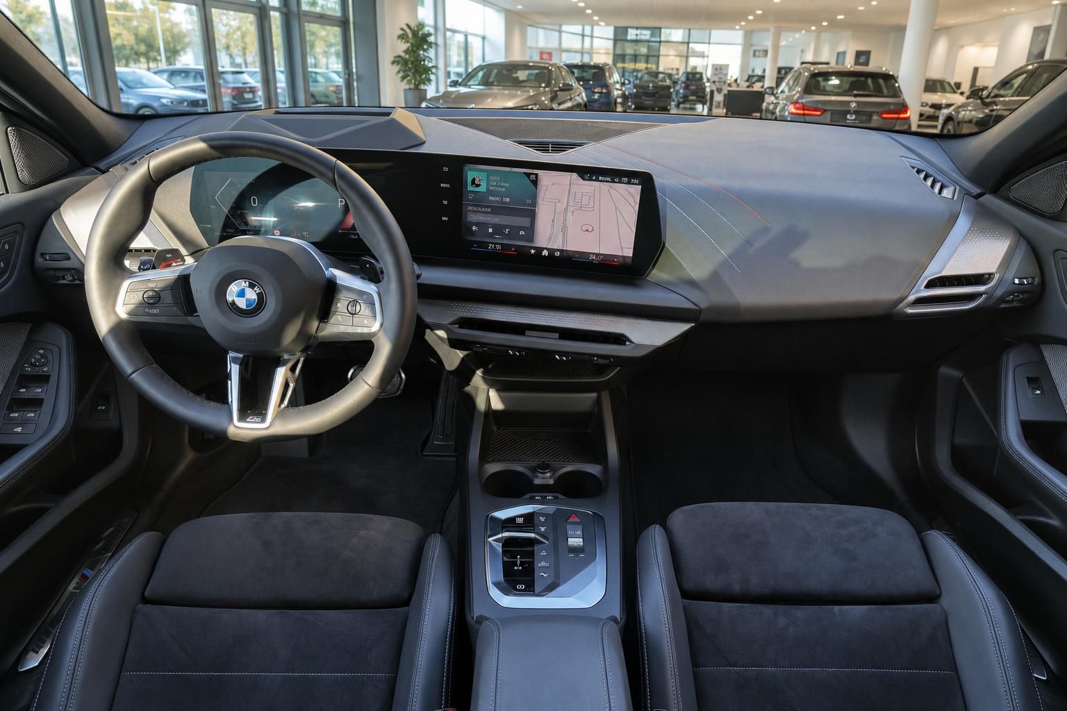 BMW Innenraum mit Lenkrad, Curved Display, Mittelkonsole und schwarzen Alcantara-Sitzen