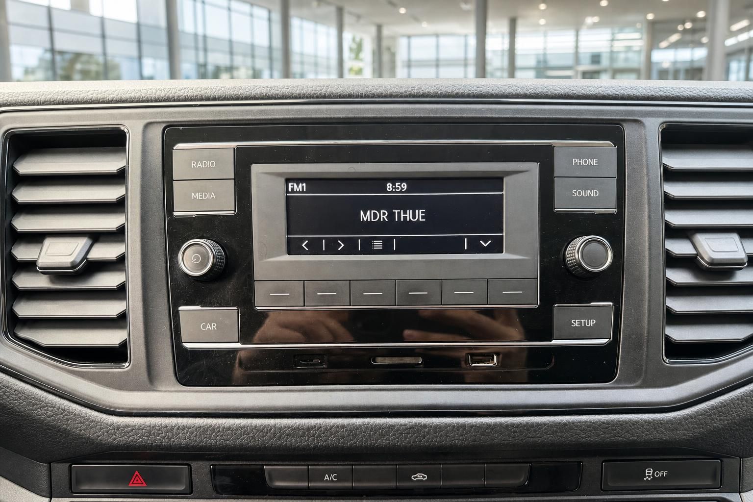 VW Innenraum Mittelkonsole mit Radio und Klimabedienung – Detailansicht Cockpit