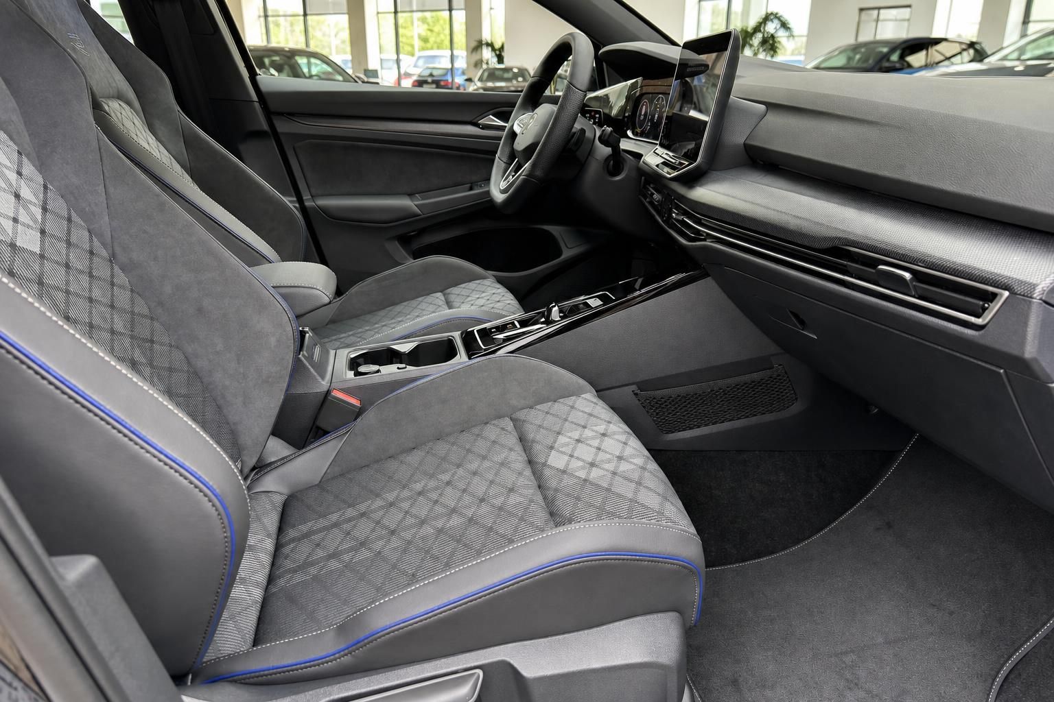VW Innenraum mit Alcantara-Sportsitzen, blauer Ziernaht, Mittelkonsole und digitalem Cockpit