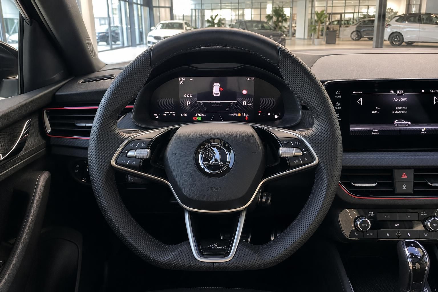 Škoda Monte Carlo Innenraum – Lenkrad mit Logo, digitales Cockpit und Infotainment-Display