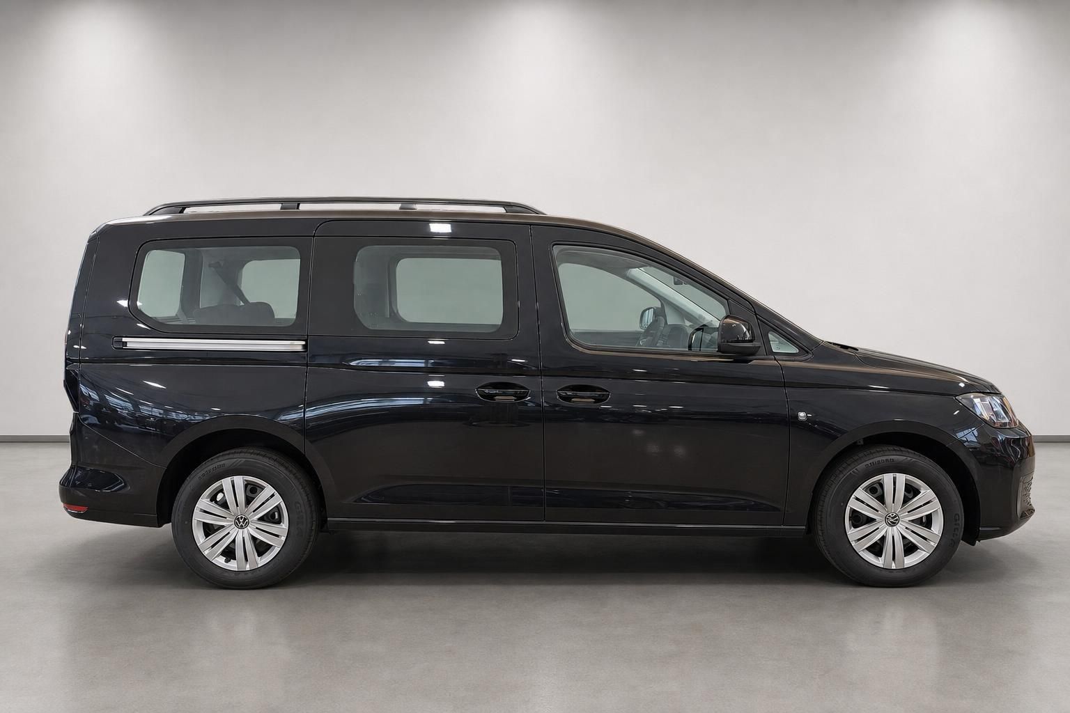 VW Caddy schwarz Seitenansicht im Studio, Van mit Alufelgen