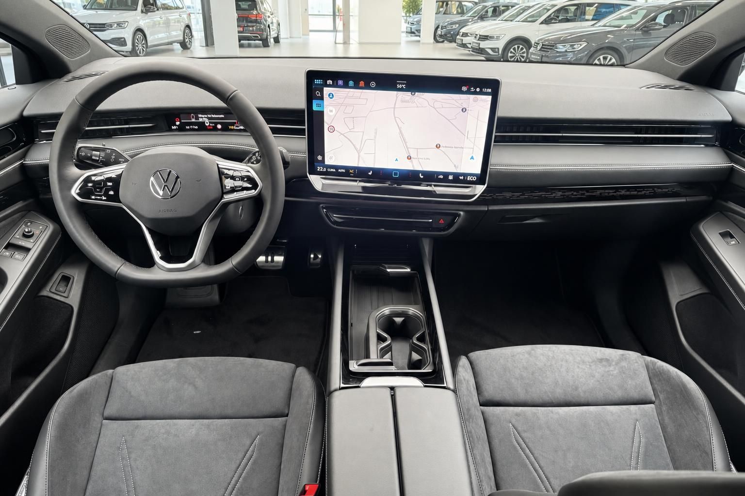 VW Innenraum Cockpit mit Lenkrad, Infotainment-Touchscreen und grauen Alcantara-Sitzen
