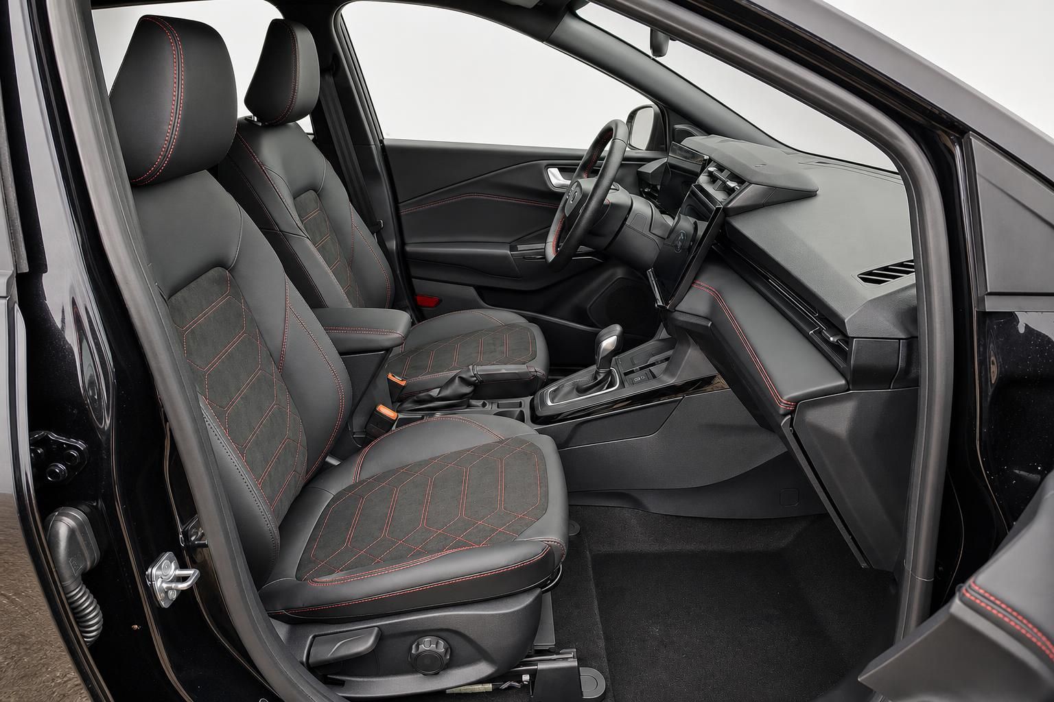 Innenraum eines Ford mit schwarzen Sportsitzen und roten Ziernaehten