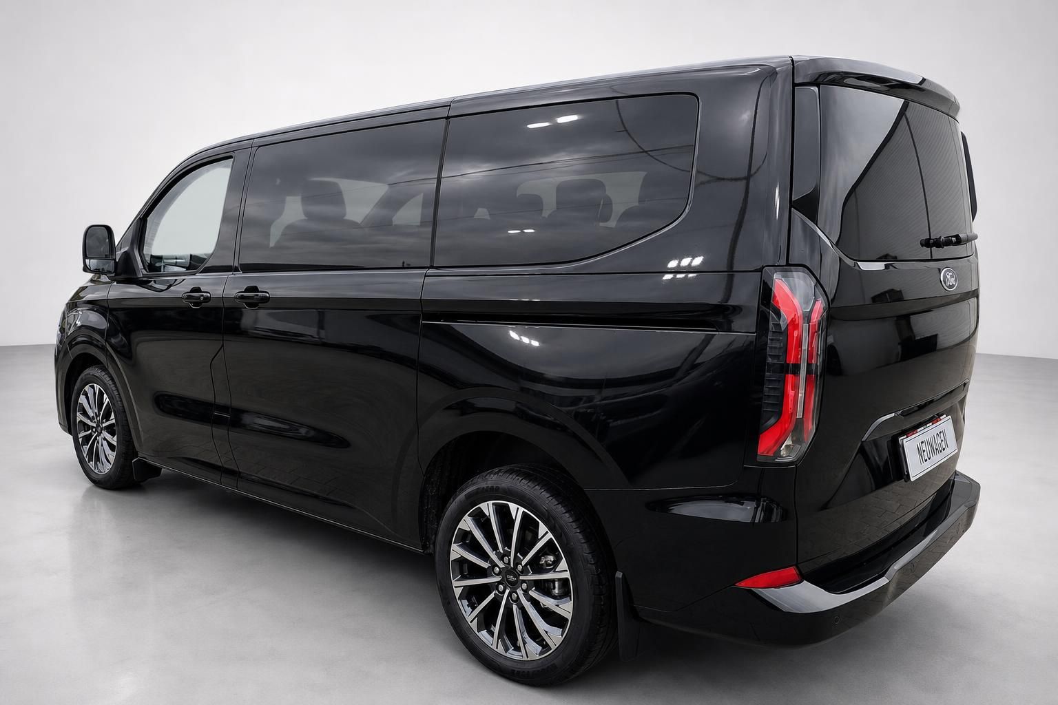 Ford Transit Custom schwarz metallic Heckansicht Studioaufnahme