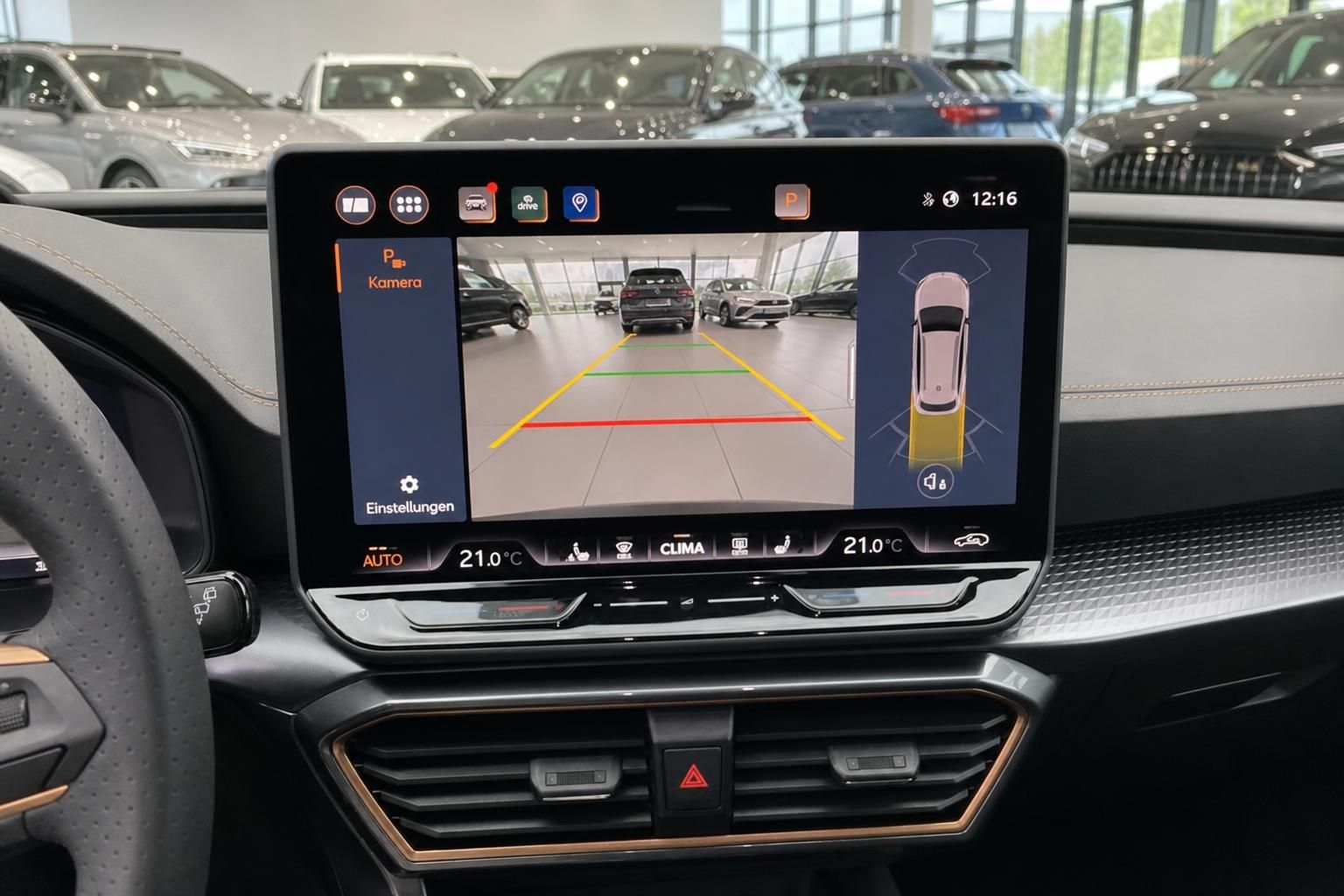 Fahrzeug Innenraum Touchscreen mit Rückfahrkamera und Klimasteuerung im Autohaus