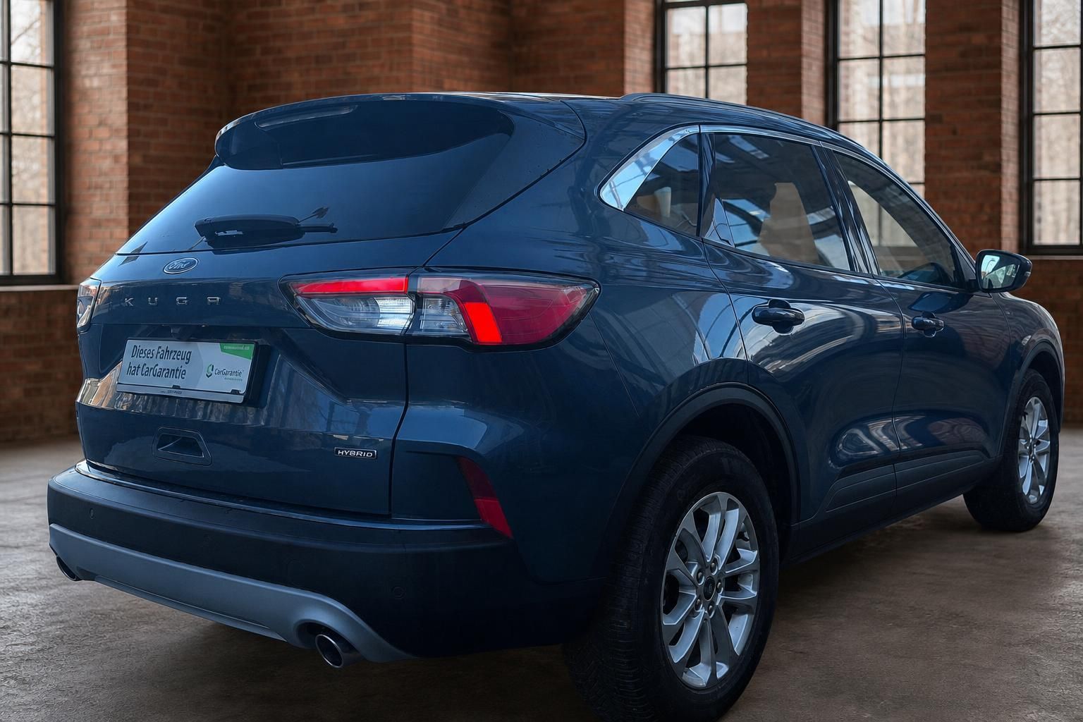 Ford Kuga Hybrid in Blau, Heckansicht mit CarGarantie-Kennzeichenhalter