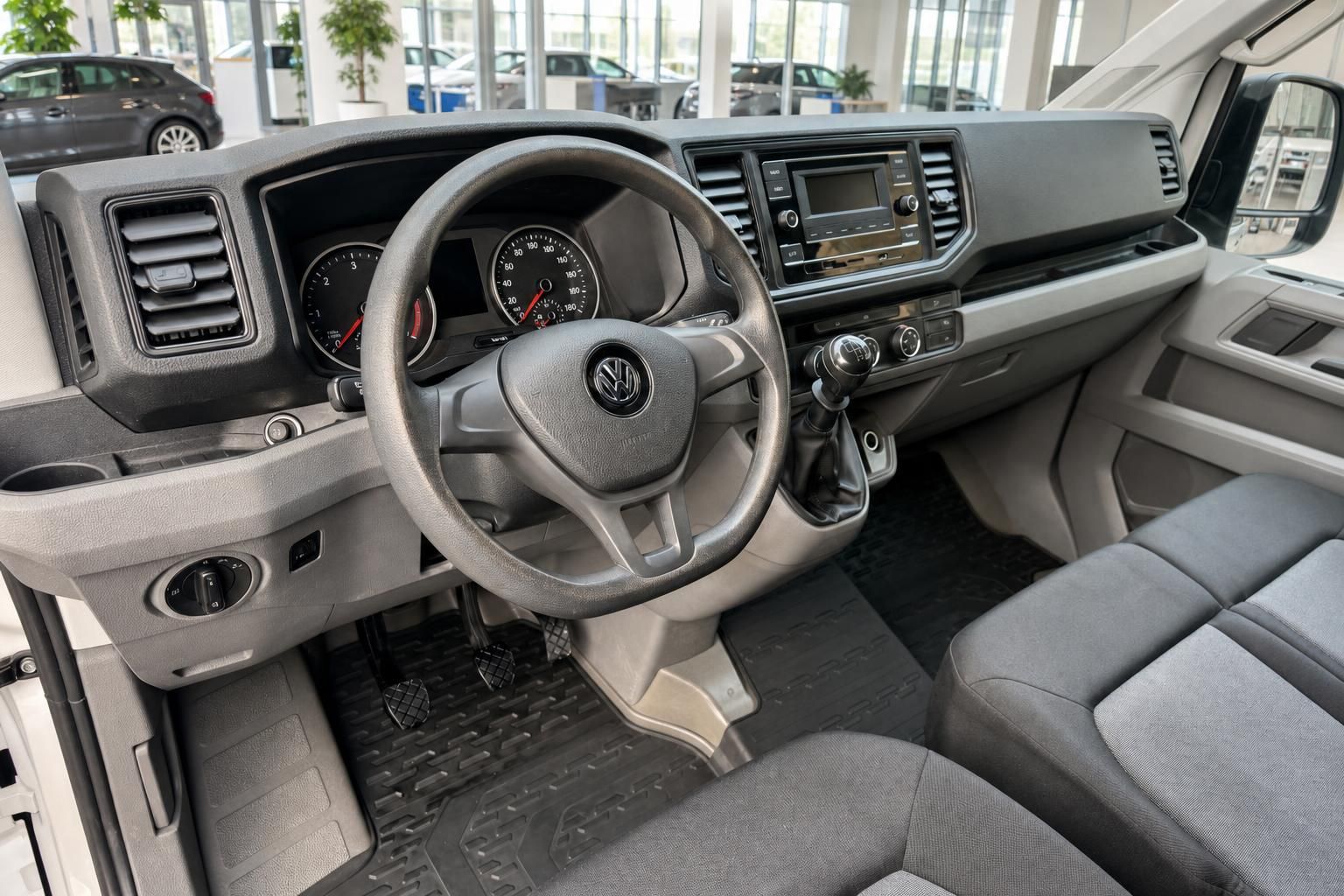 VW Crafter Innenraum – Cockpit mit Lenkrad, Schaltgetriebe und Armaturenbrett im Autohaus