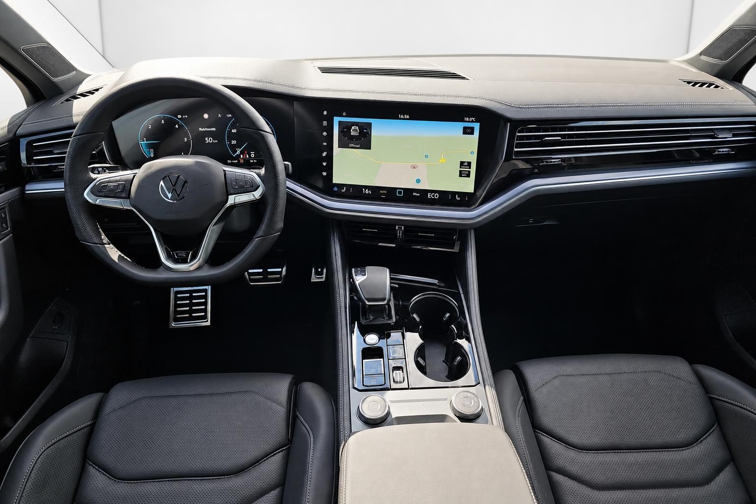 VW Touareg Innenraum mit Cockpit, Lederausstattung und Touchscreen-Navigation