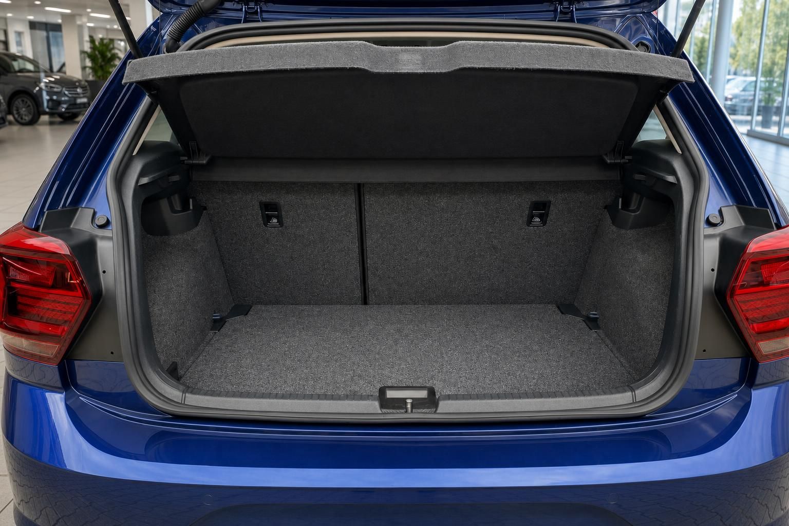 VW Polo blau – geräumiger Kofferraum mit geöffneter Heckklappe im Autohaus
