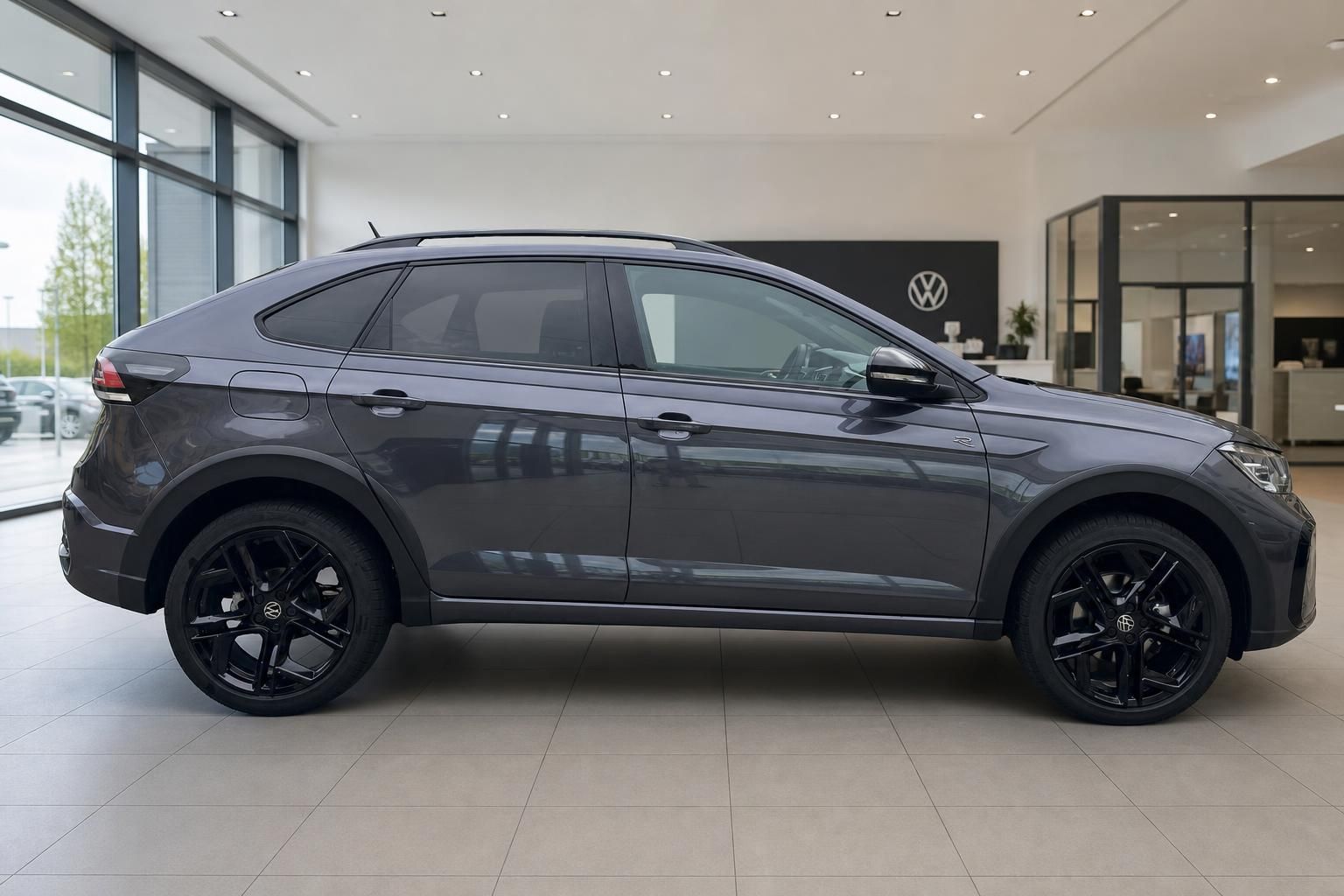 VW Taigo grau Seitenansicht im Autohaus – schwarze Felgen, SUV-Coupé