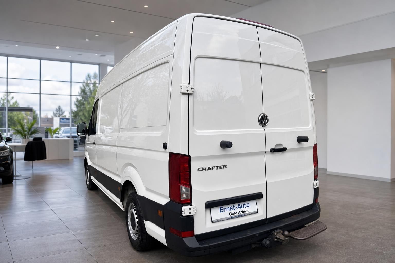VW Volkswagen Crafter Kastenwagen weiß Heckansicht im Autohaus – Transporter mit Hochdach
