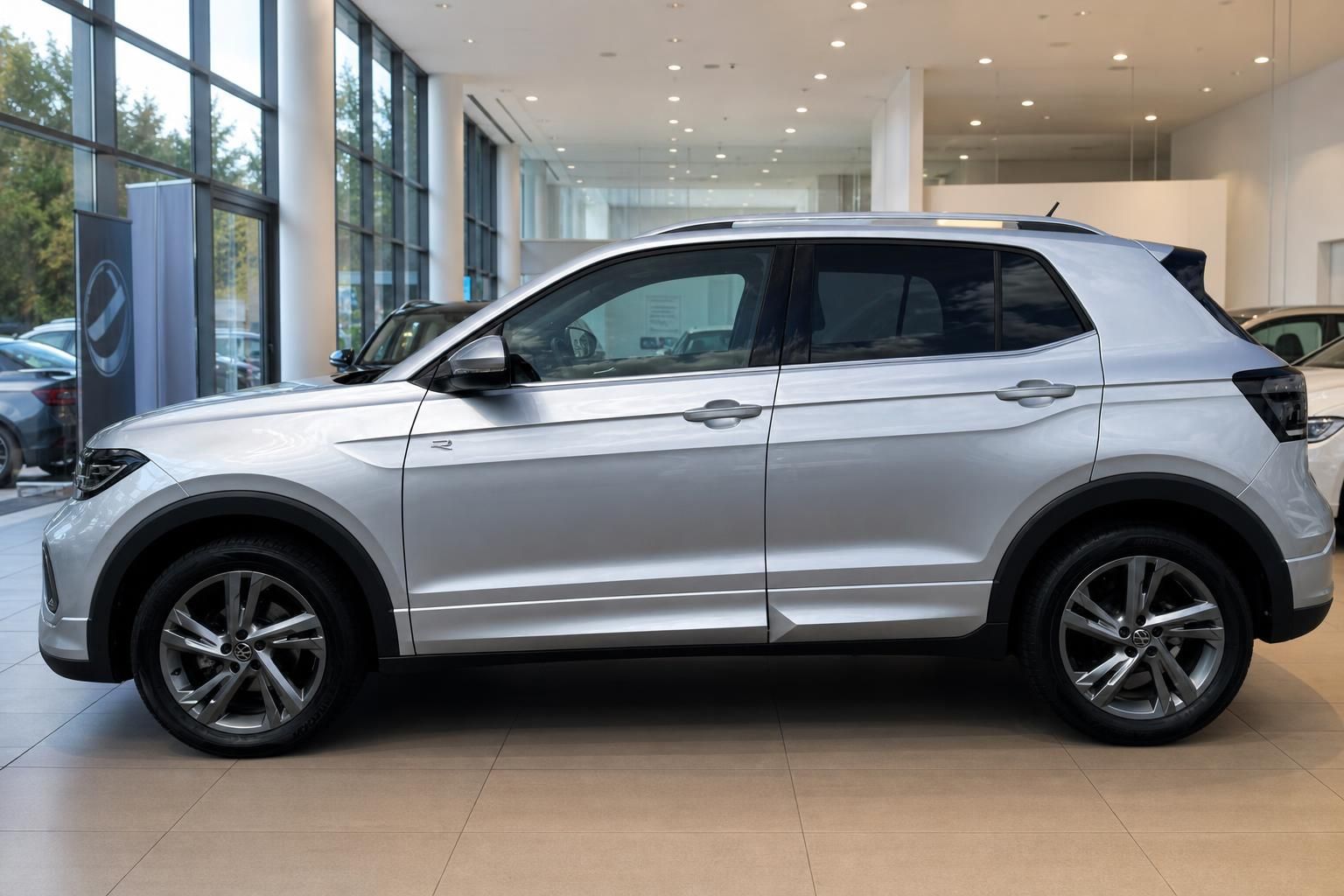 VW T-Cross SUV silber Seitenansicht im Autohaus – kompakter Volkswagen Crossover mit Leichtmetallfelgen