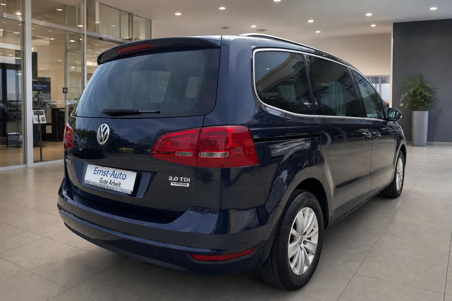 VW Sharan 2.0 TDI BlueMotion dunkelblau Heckansicht im Autohaus