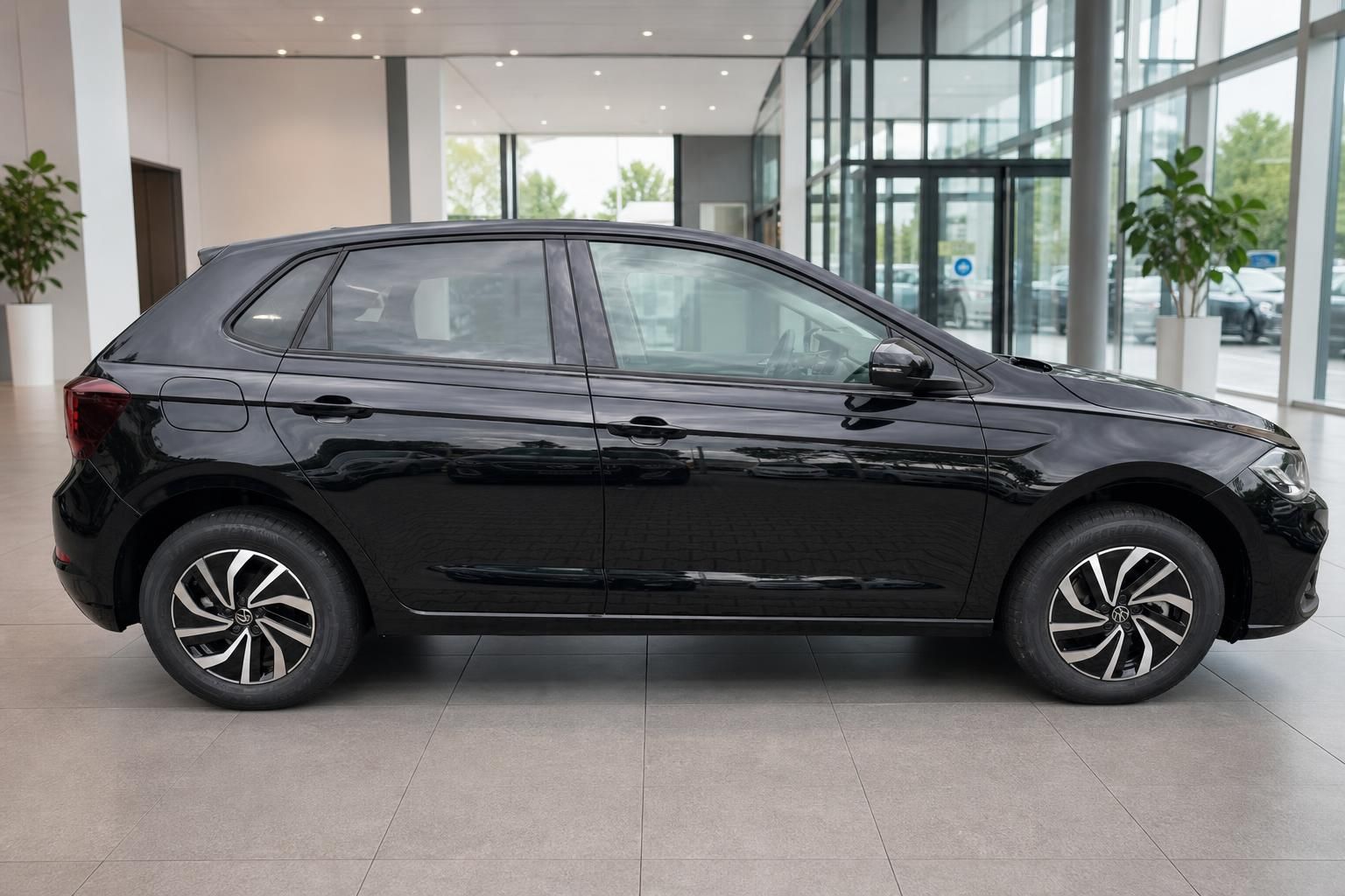 VW Polo schwarz Seitenansicht im Autohaus – gepflegter Kleinwagen mit Leichtmetallfelgen