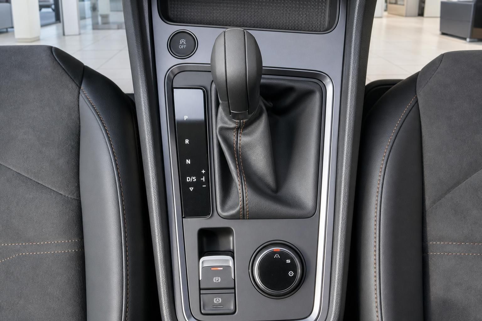 Automatikgetriebe Schalthebel Mittelkonsole Innenraum mit Fahrmodi und Parkbremse