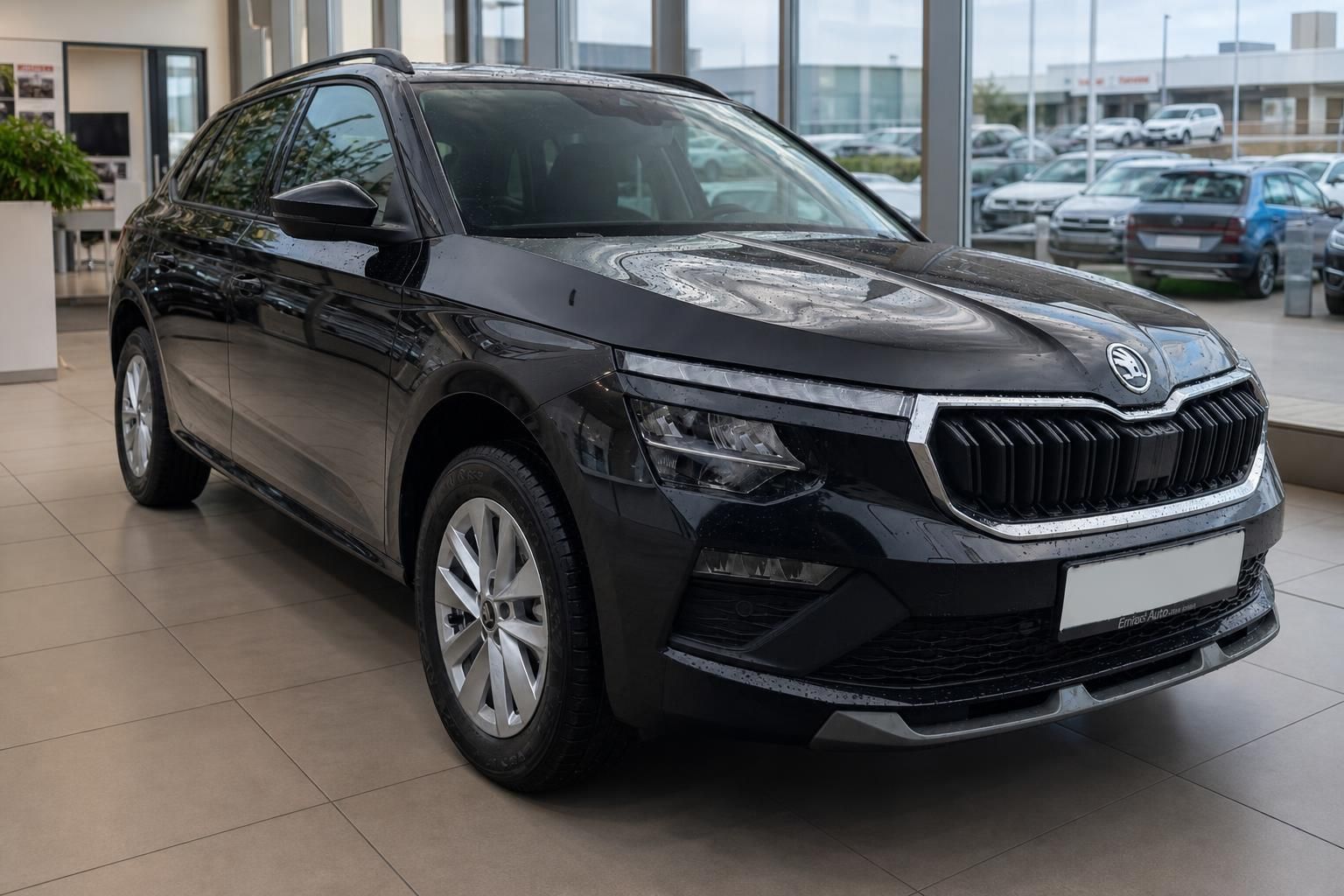 Skoda Kamiq SUV in Schwarz - Dreiviertel-Frontansicht mit Kühlergriff und Leichtmetallfelgen