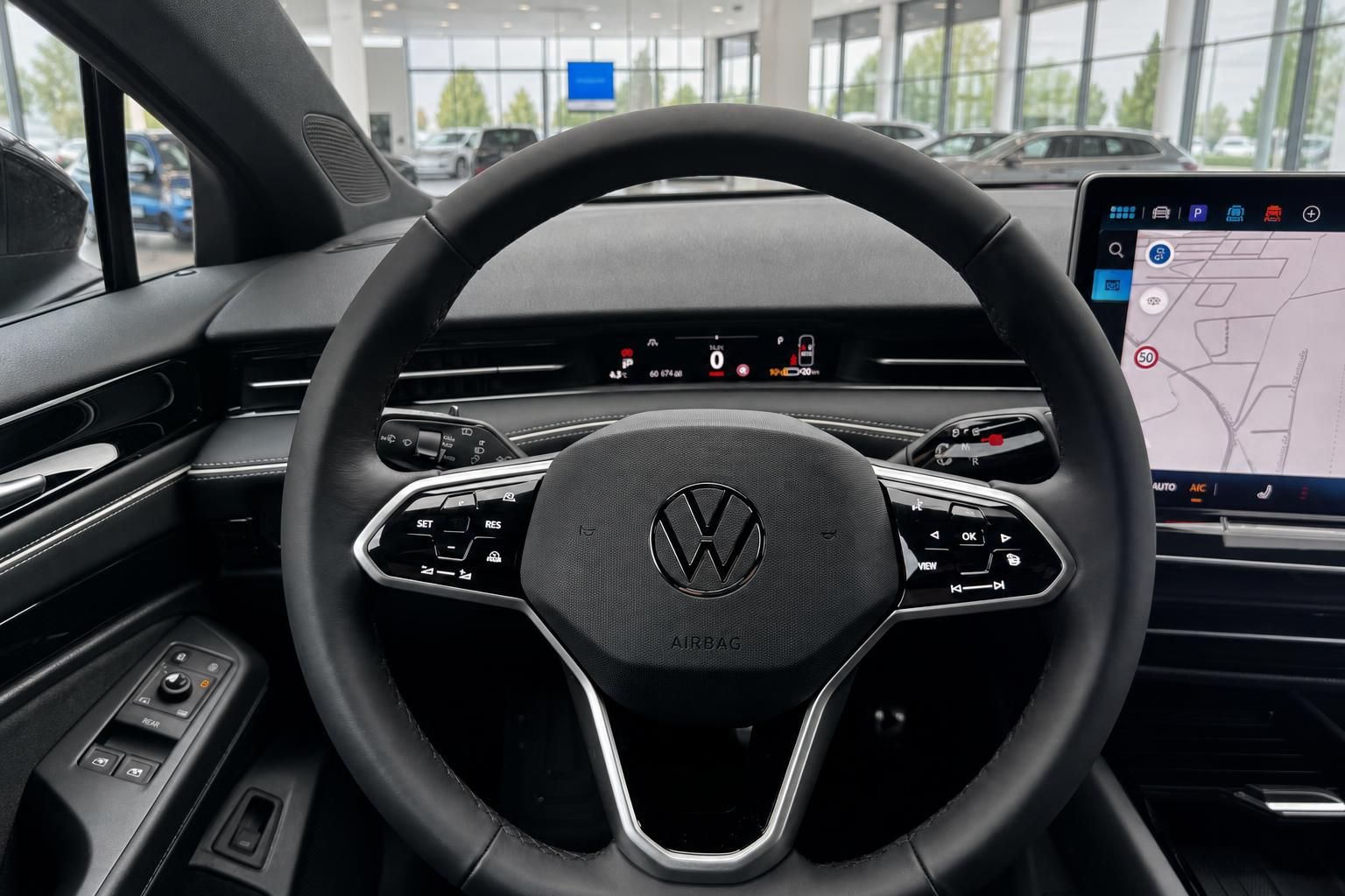 VW Innenraum Lenkrad mit VW-Logo, Digitaltacho und Infotainment-Display im Autohaus