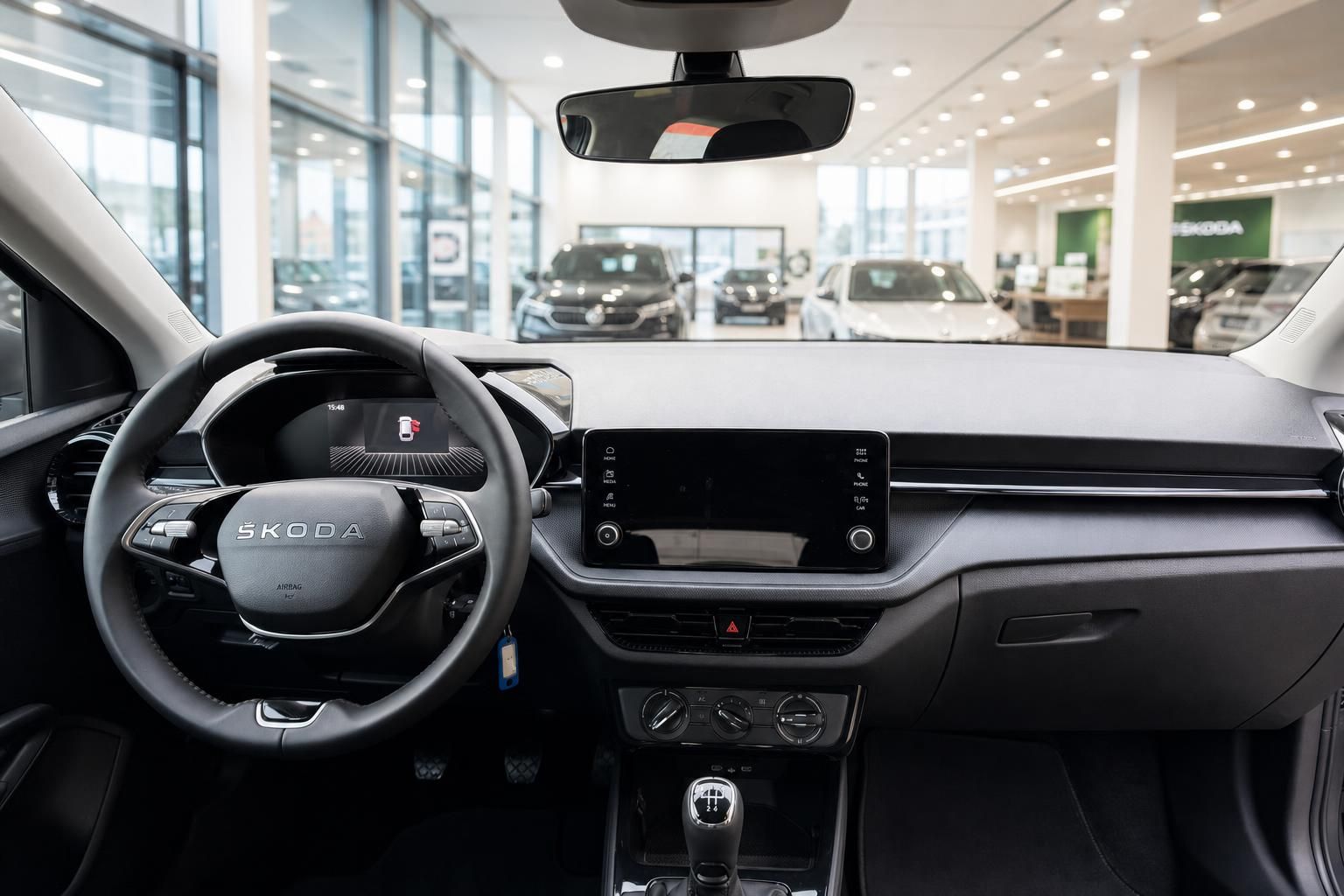 Skoda Innenraum mit Lenkrad, Infotainment-Display und Schaltgetriebe im Autohaus
