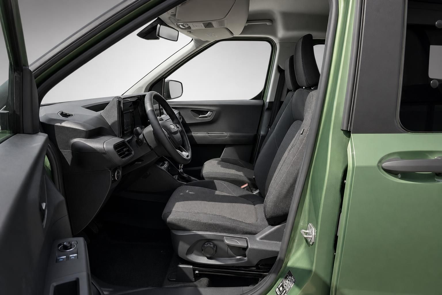 Innenraum Ford Transit Courier mit Sportsitzen und Cockpit in Grün
