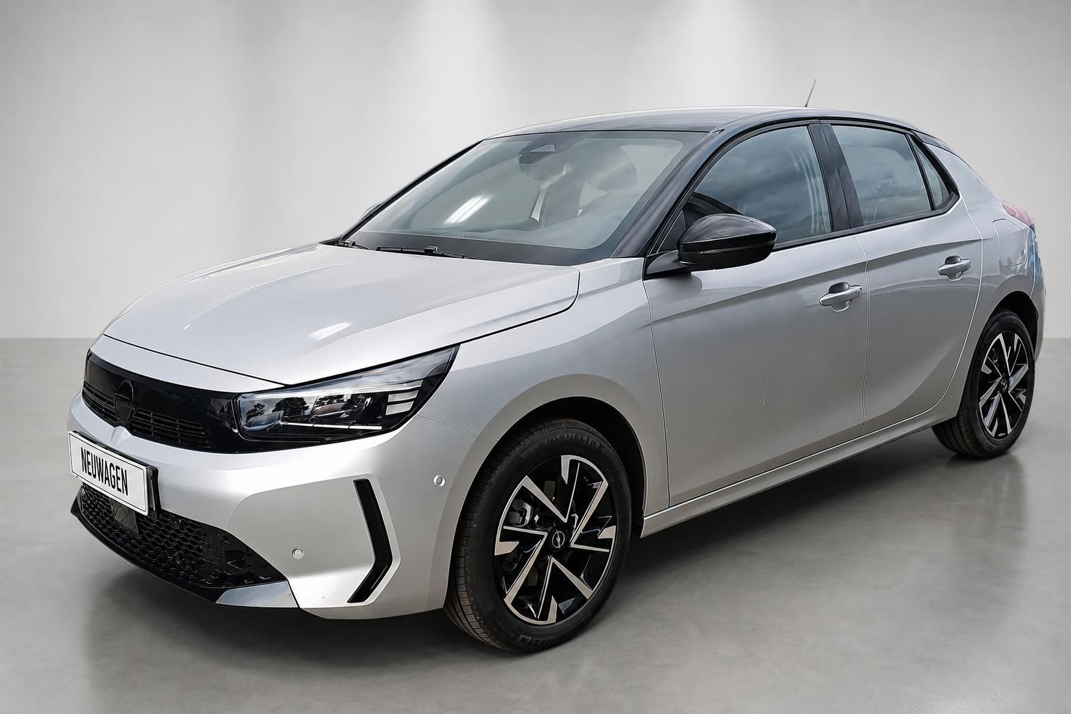 Silberner Opel Corsa Neuwagen Frontansicht Studio