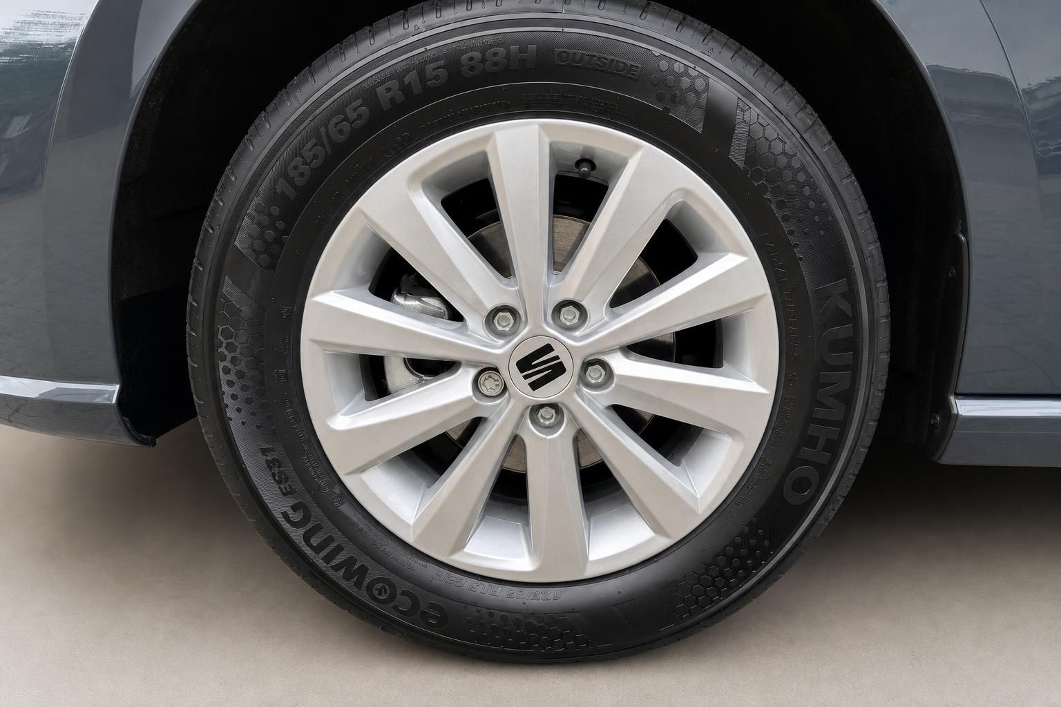 Suzuki Leichtmetallfelge 185/65 R15 mit Kumho Ecowing Reifen – Detailaufnahme Rad