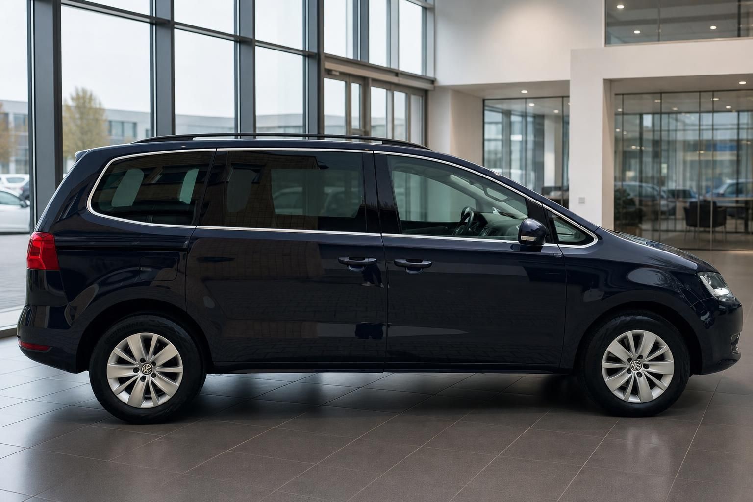 VW Sharan Seitenansicht links dunkelblau Kompaktvan Profil