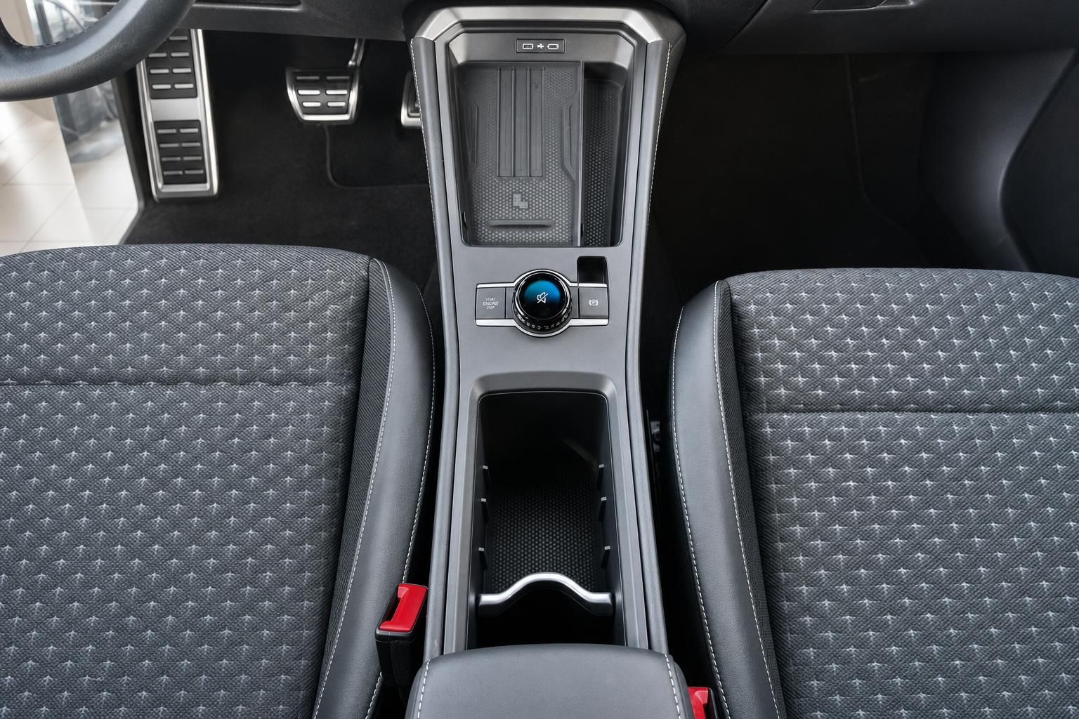 Fahrzeug Innenraum Mittelkonsole mit Drehregler, Cupholder und Stofisitzen in Grau