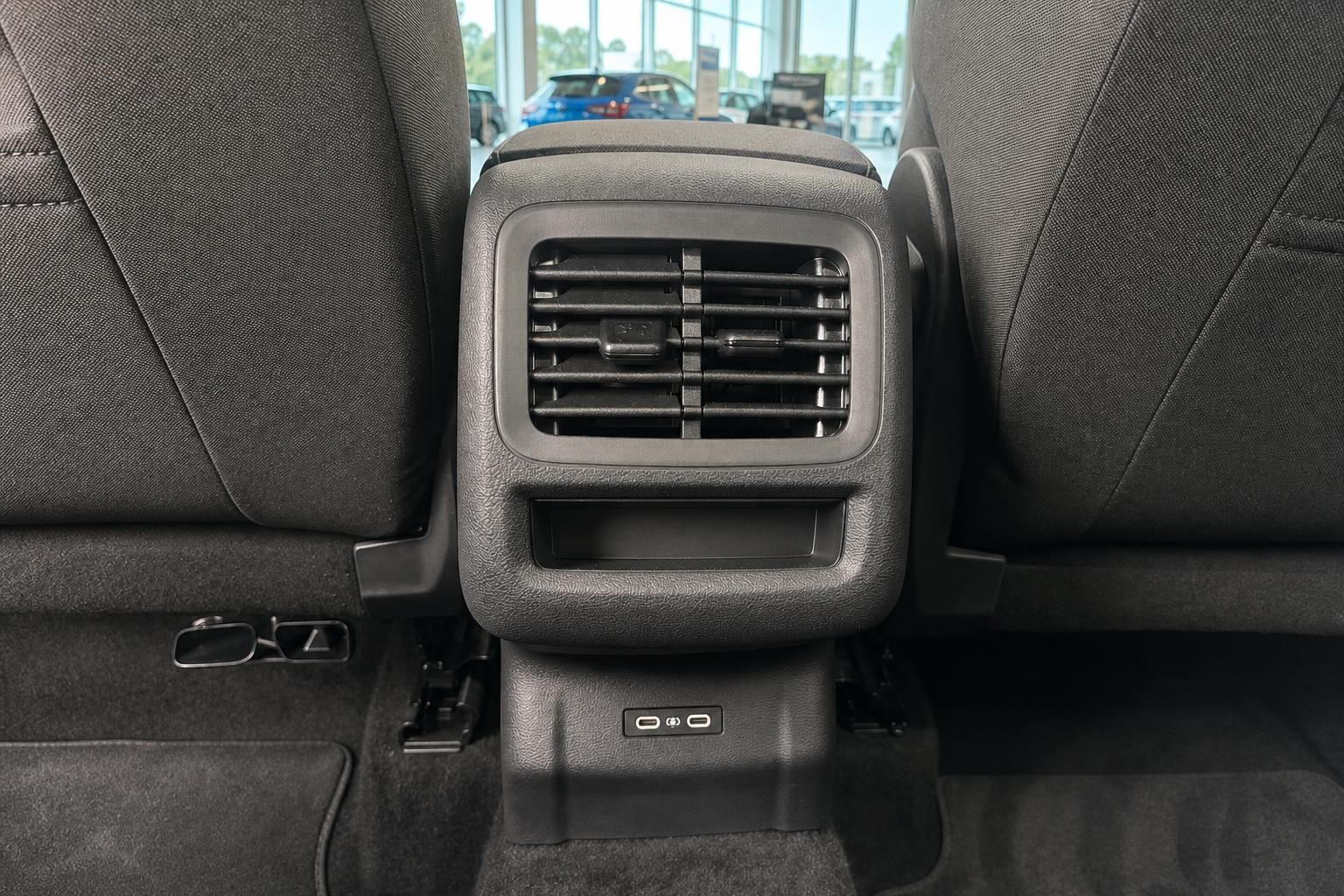 Fahrzeug Innenraum Rücksitzbereich mit Klimadüsen und USB-Anschlüssen