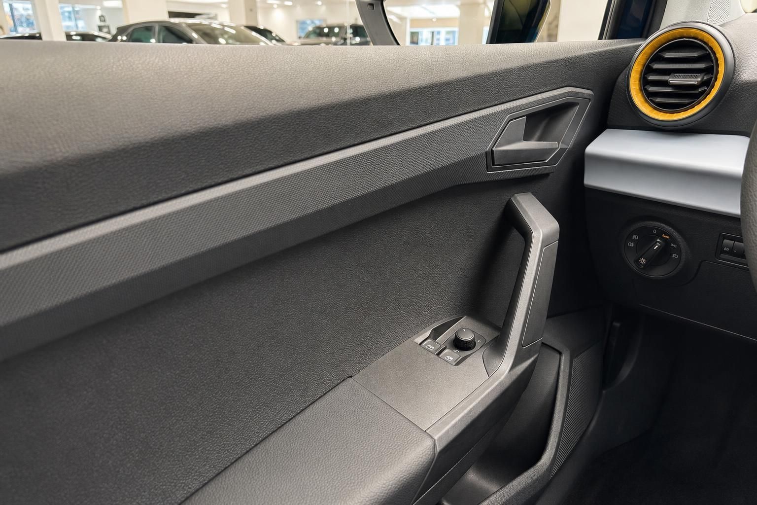 Fahrzeug Innenraum Türverkleidung mit Fensterheber und gelbem Lüftungsring im Autohaus