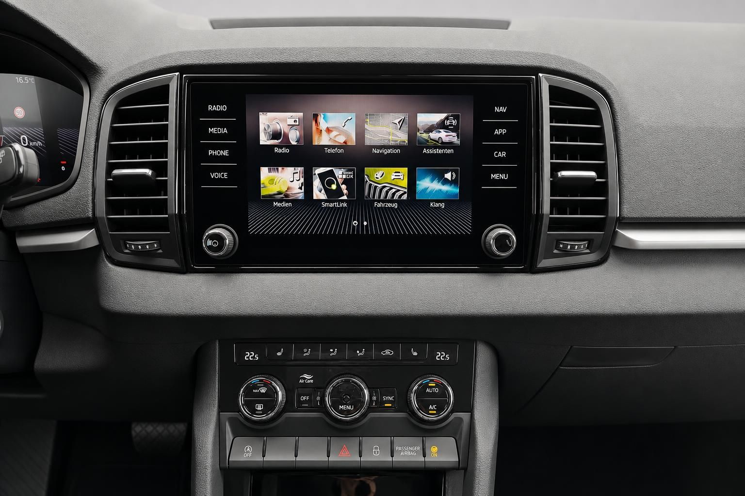 Infotainment-Display und Klimabedienung im Fahrzeug-Cockpit